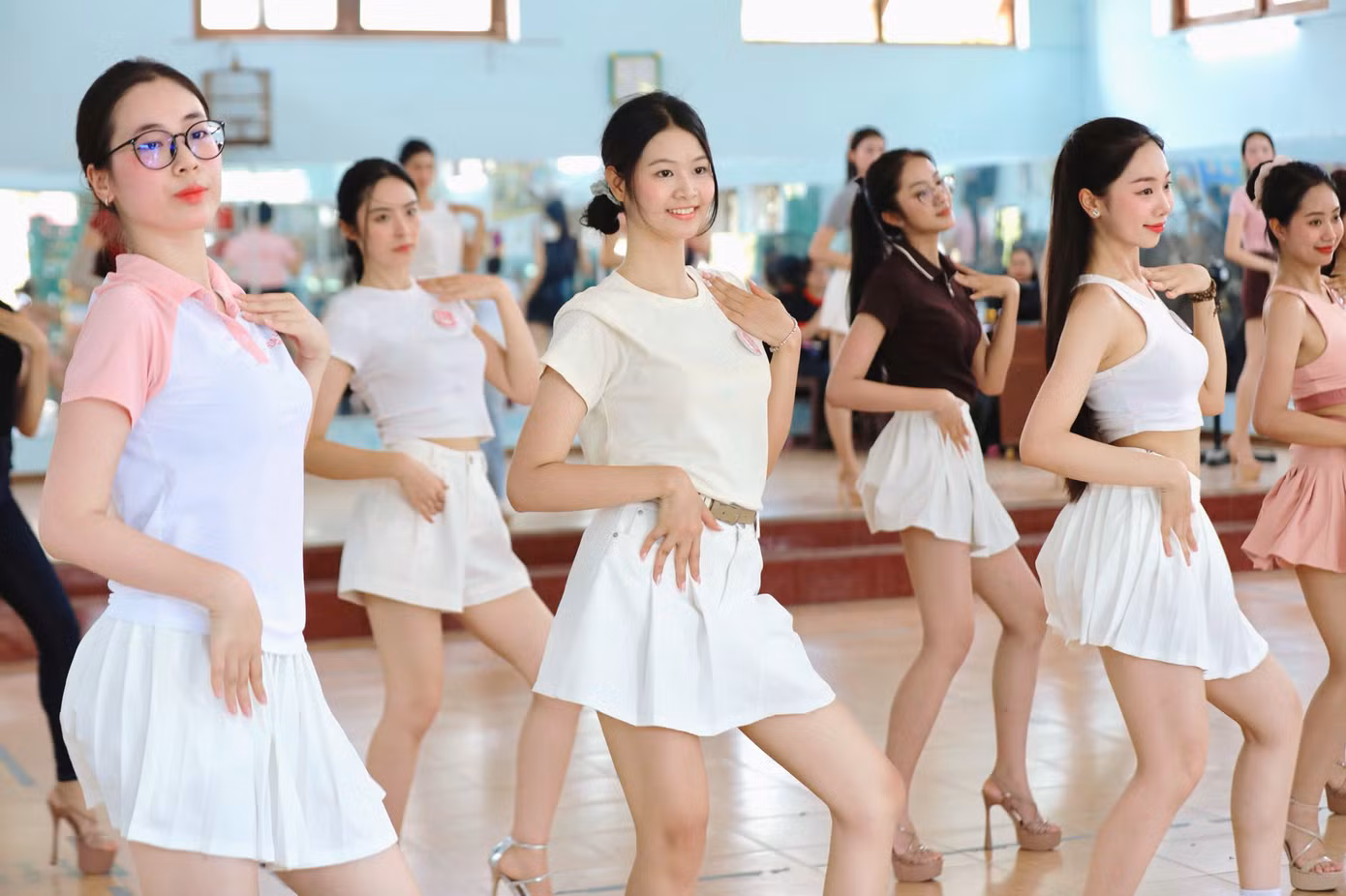 Nhận xét về Top 25 Hoa hậu Việt Nam 2024, biên đạo Phạm Anh Phương cho rằng các cô gái có sự tiến bộ rõ rệt sau vòng chung khảo.