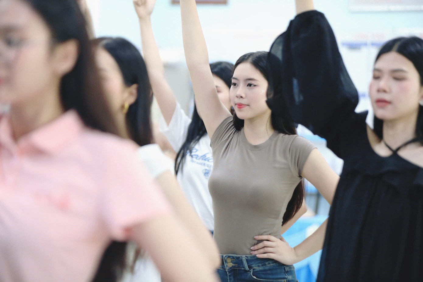 Là một trong top 25 Hoa hậu Việt Nam 2024, thí sinh Trần Ngọc Châu Anh miệt mài trên sàn tập. Cô bày tỏ quyết tâm chinh phục ngôi vị cao nhất tại cuộc thi năm nay.