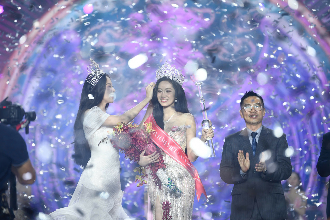 Khoảnh khắc Hà Trúc Linh đăng quang. Khoảnh khắc Hà Trúc Linh đăng quang.