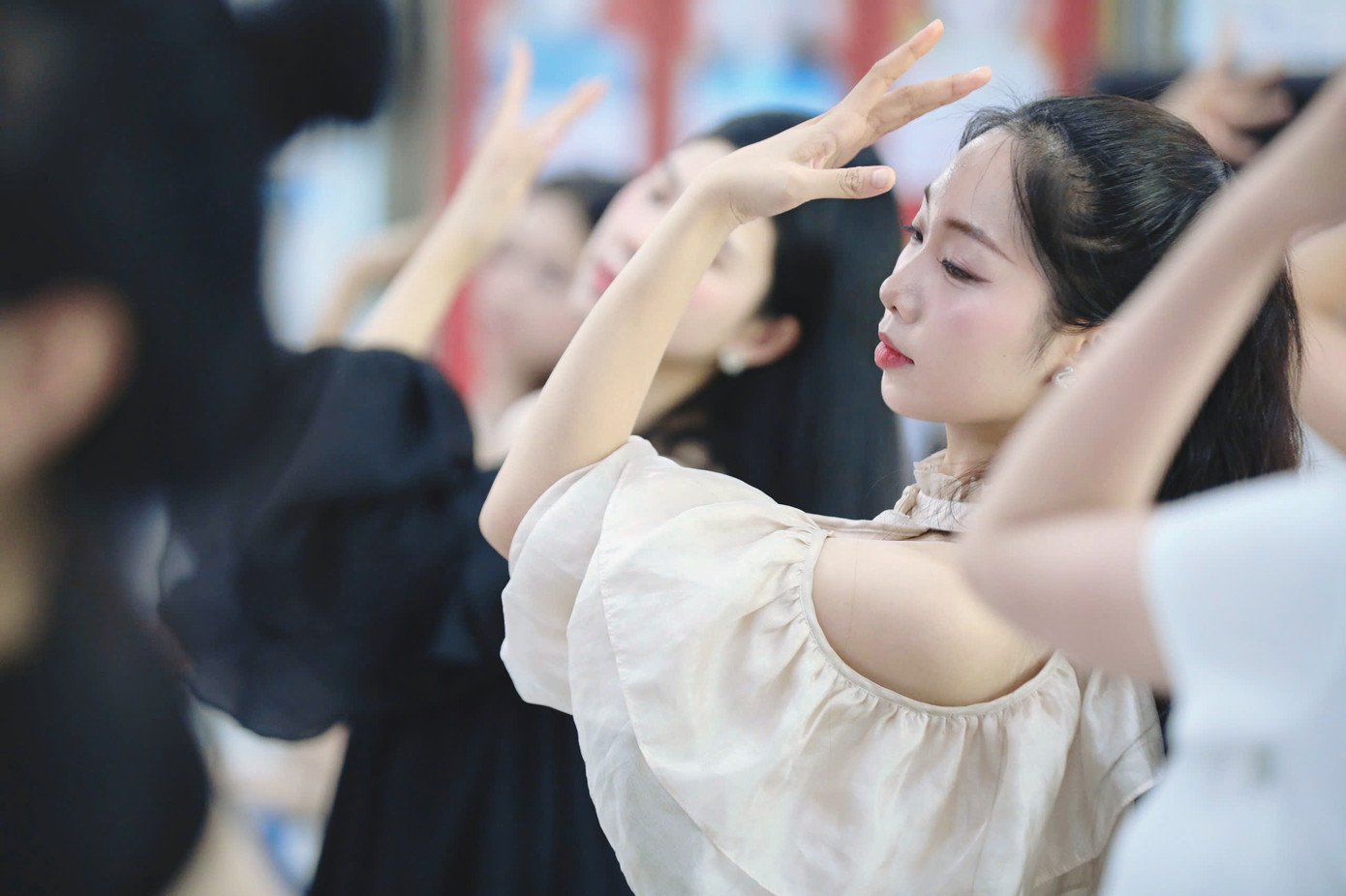 Thí sinh Phạm Thùy Dương chia sẻ cô nhìn thấy rõ sự tiến bộ của Top 25 Hoa hậu Việt Nam 2024. "Không chỉ nhớ bài, thuộc động tác, tôi thấy được tinh thần, năng lượng của các thí sinh trong bài tập hôm nay. Hy vọng sự nỗ lực của từng cá thể tạo ra mùa giải thành công và thuyết phục", Thùy Dương cho hay.