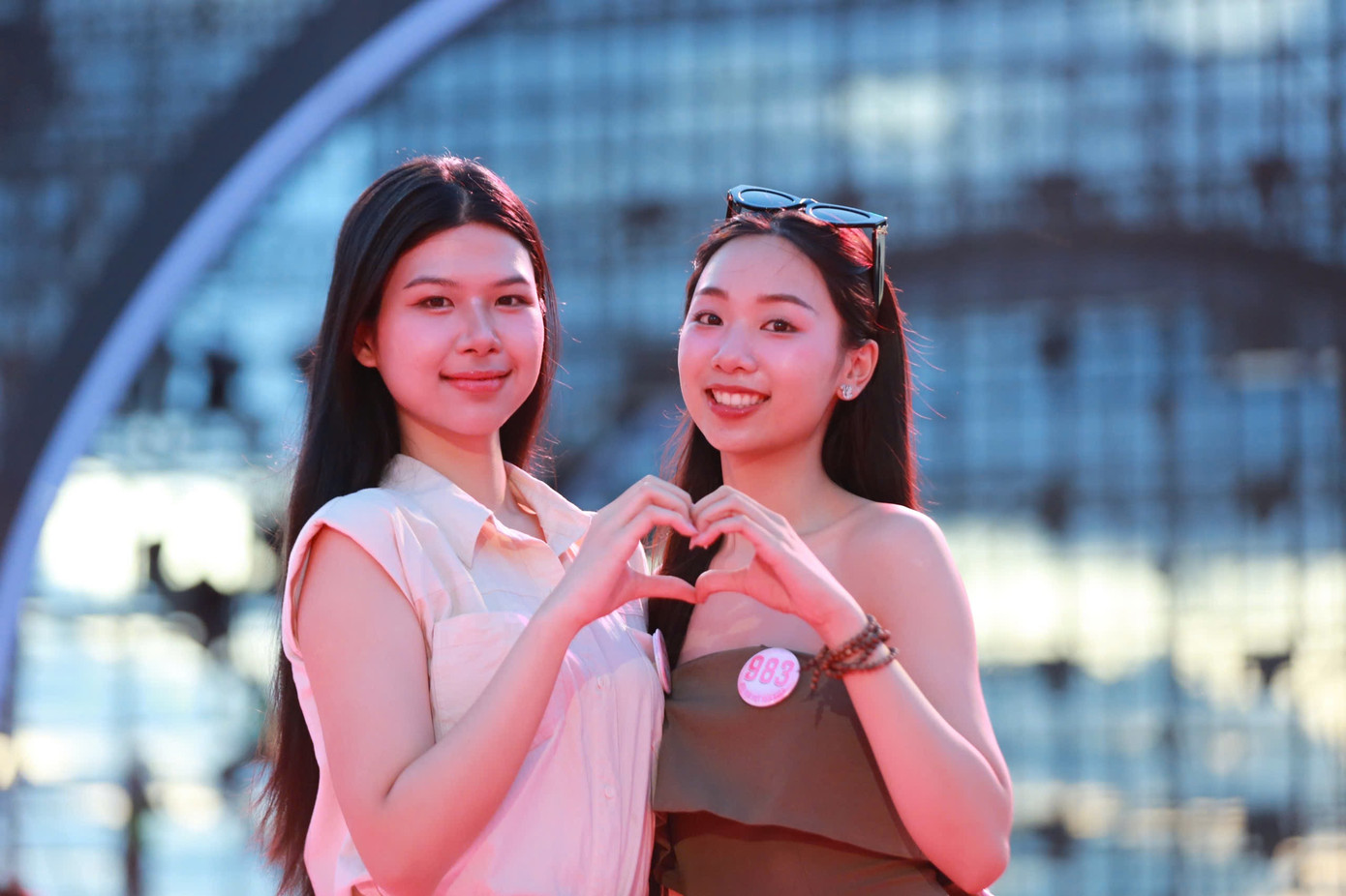 Thí sinh Đinh Hoàng Linh Đan chia sẻ cô rưng rưng xúc động khi nhìn thấy sân khấu. Cô cho rằng sân khấu là giấc mơ của nhiều người trong đó có mình. “Tôi quan sát 24 cô gái, ai cũng tràn đầy ước mơ. Không phải ai cũng chạm tới vương miện nhưng thật tuyệt khi chúng tôi cùng ước mơ, cùng đứng trên sân khấu này và tỏa sáng. Hy vọng giấc mơ của tôi sẽ trở thành sự thật. Giấc mơ chạm tay tới ngôi vị cao nhất để tiếp tục lan tỏa giá trị tốt đẹp tới cộng đồng, truyền cảm hứng sống tích cực tới bạn trẻ”, cô nói.