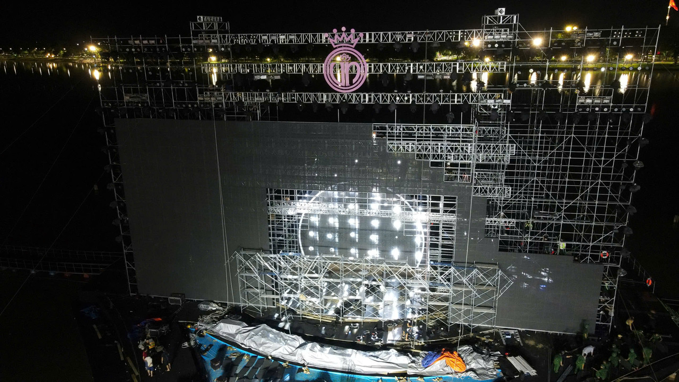 Chia sẻ với Tiền Phong, ông Ngô Hoàng Anh, phụ trách thi công sân khấu chung kết Hoa hậu Việt Nam nhận định đây là sân khấu trên mặt nước hoành tráng bậc nhất Việt Nam.