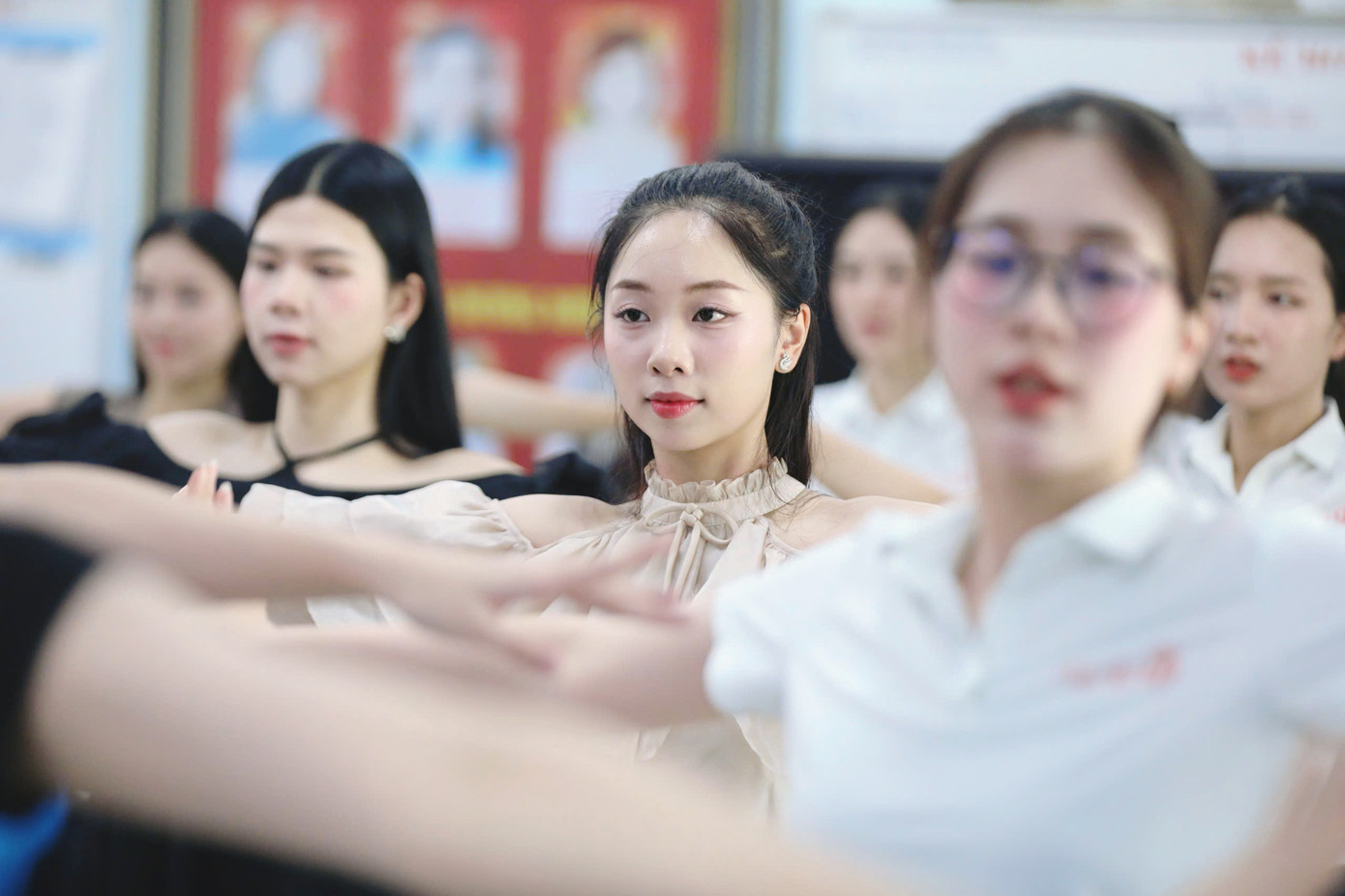 Thí sinh Phạm Thùy Dương chia sẻ cô nhìn thấy rõ sự tiến bộ của Top 25 Hoa hậu Việt Nam 2024. "Không chỉ nhớ bài, thuộc động tác, tôi thấy được tinh thần, năng lượng của các thí sinh trong bài tập hôm nay. Hy vọng sự nỗ lực của từng cá thể tạo ra mùa giải thành công và thuyết phục", Thùy Dương cho hay.