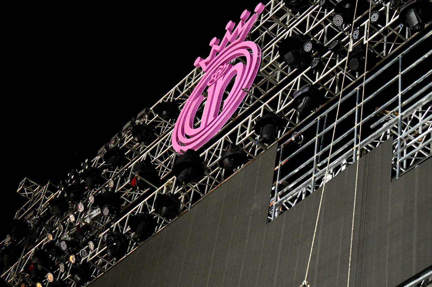 "Chúng tôi huy động tối đa mọi nguồn lực để kịp tiến độ chung kết Hoa hậu Việt Nam diễn ra ngày 27/6. Từ khi bắt đầu thực hiện tới thời điểm bàn giao chỉ vỏn vẹn trong 5 ngày. Đây là nhiệm vụ vô cùng đặc biệt cũng đầy thách thức. Tuy nhiên, đến hiện tại, công tác thi công đang vượt tiến độ được giao", ông Ngô Quang Việt nói.