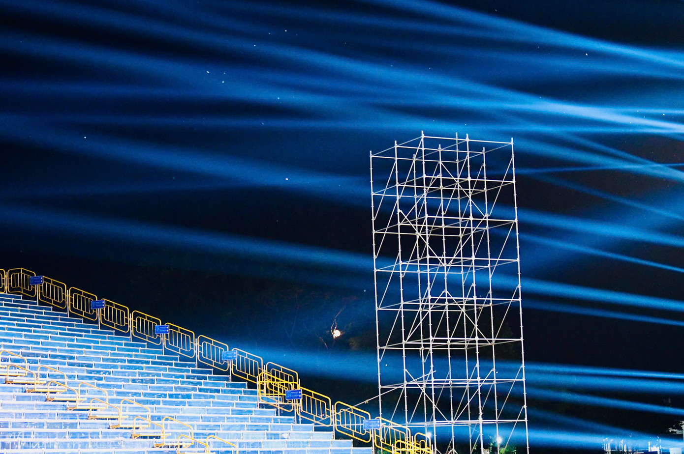 “Thi công trên mặt nước phức tạp hơn rất nhiều so với sân khấu đất liền. Từ việc neo đậu đến hệ thống điện, âm thanh, ánh sáng đều cần tính toán kỹ lưỡng. Nhưng bù lại, đây sẽ là không gian trình diễn đặc biệt chưa từng có”, một kỹ sư trong đội ngũ thi công chia sẻ.