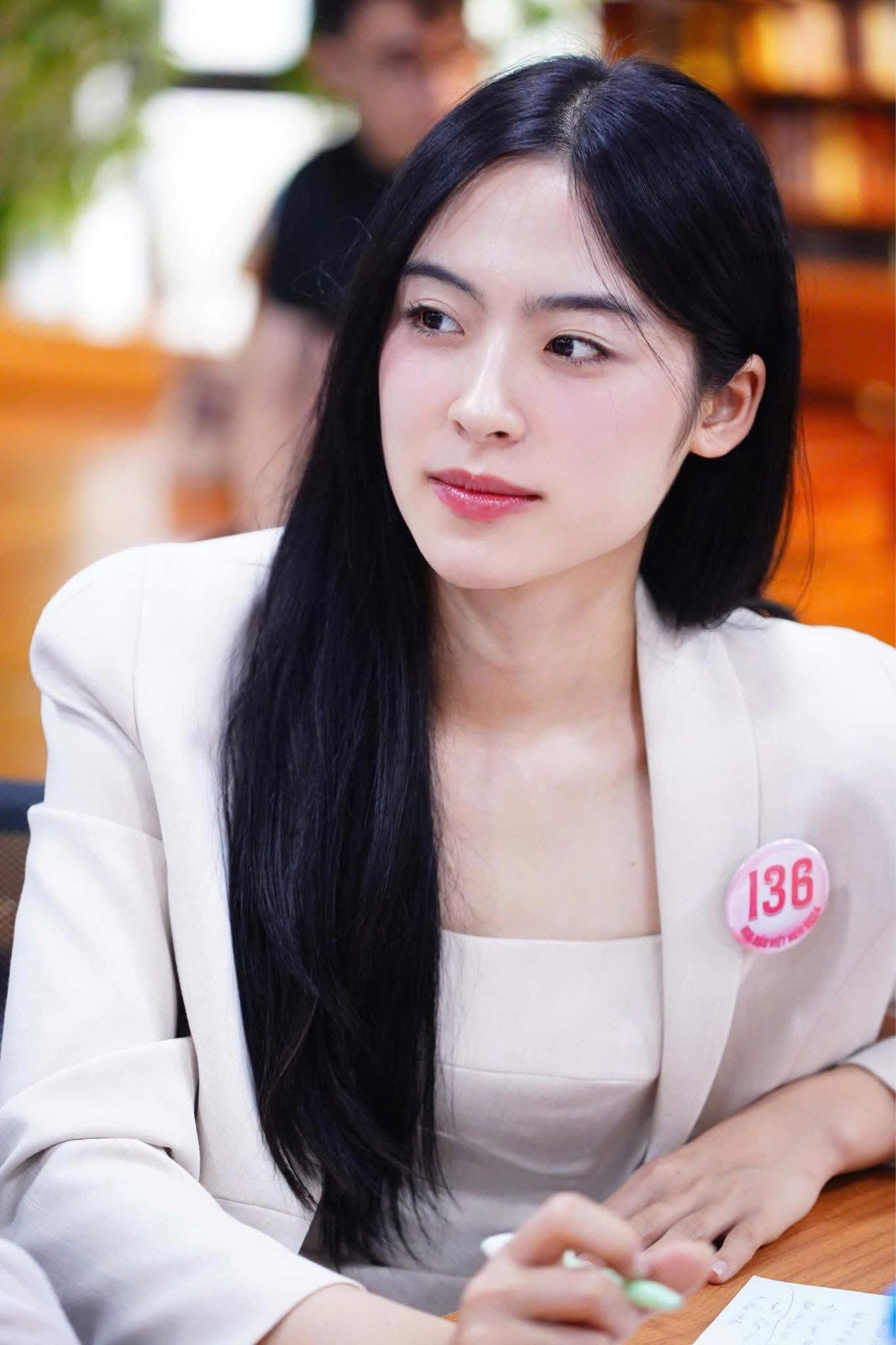 Trong phần thi ứng xử, Vân Nhi được hỏi suy nghĩ gì về nhận định của nhà văn Nguyễn Nhật Ánh: “Cái tên đôi khi được cha mẹ đặt cho một cách ngẫu nhiên, nhưng chính cách sống của bạn đã không ngừng chưng cất cái tên của mình qua năm tháng, giúp nó tỏa hương".