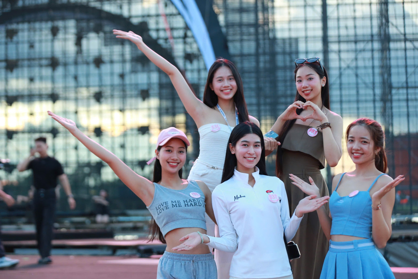 “Tôi ấn tượng sân khấu về quy mô, thiết kế đặc biệt của sân khấu chung kết Hoa hậu Việt Nam 2024. Bất kể cô gái nào đăng quang ở sân khấu này cũng có khoảnh khắc, ý nghĩa đặc biệt nhất trong thanh xuân”, thí sinh Phạm Thùy Dương chia sẻ.