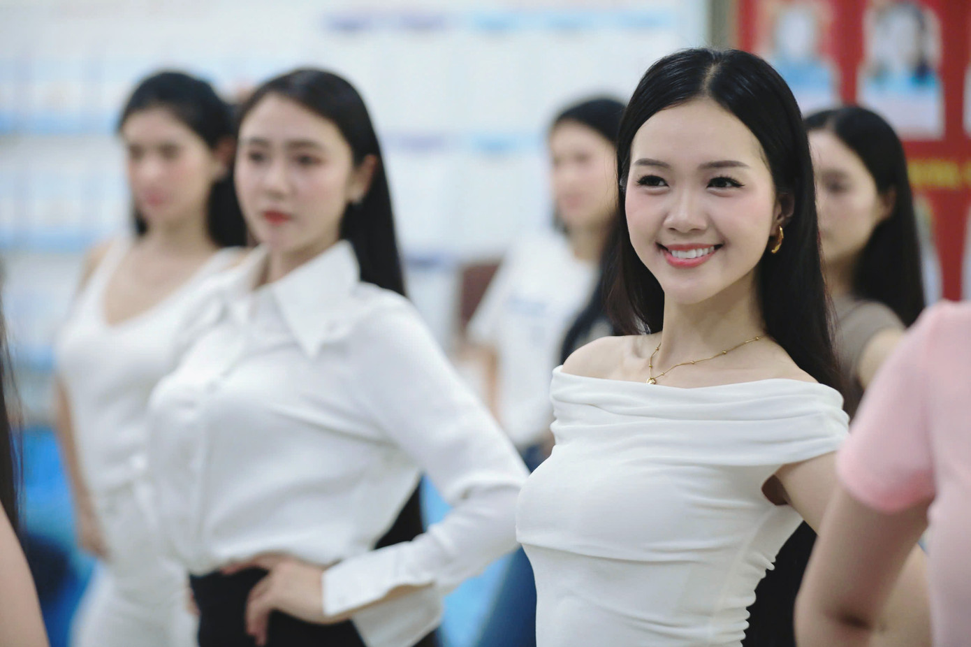 Thí sinh Nguyễn Hoàng Mỹ Vân chia sẻ cô hạnh phúc khi trở lại hành trình Hoa hậu Việt Nam 2024. Do được làm quen với sân khấu chung khảo, các cô gái nhanh chóng bắt nhịp với bài tập mới.