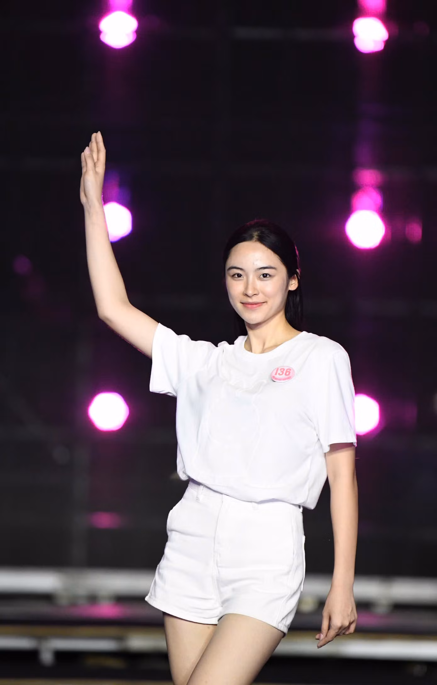 Vân Nhi sở hữu chiều cao 1,74 m, nặng 56 kg với số đo ba vòng 80-62-95 cm. Vân Nhi được khen có gương mặt cân đối, sống mũi thẳng và nụ cười rạng rỡ.