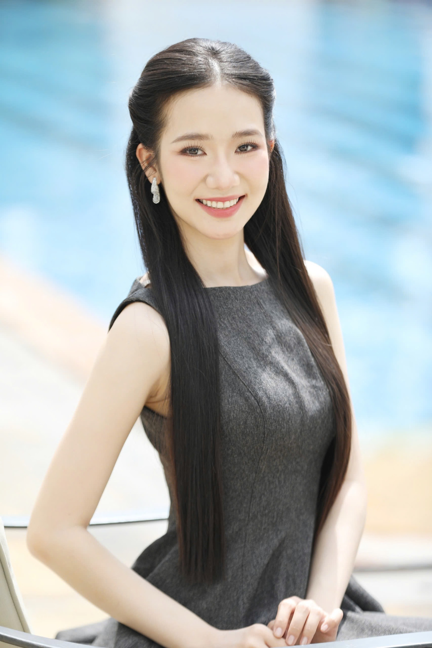 “Đồng thời, tôi muốn thực hiện dự án nhân ái của mình tại vùng cao A Lưới ở Huế. Với tôi, khoảnh khắc đăng quang không phải điểm kết thúc, mà là sự khởi đầu cho hành trình sống xứng đáng với niềm tin yêu của gia đình, quê hương và Tổ quốc”, cô nhấn mạnh. “Đồng thời, tôi muốn thực hiện dự án nhân ái của mình tại vùng cao A Lưới ở Huế. Với tôi, khoảnh khắc đăng quang không phải điểm kết thúc, mà là sự khởi đầu cho hành trình sống xứng đáng với niềm tin yêu của gia đình, quê hương và Tổ quốc”, cô nhấn mạnh.