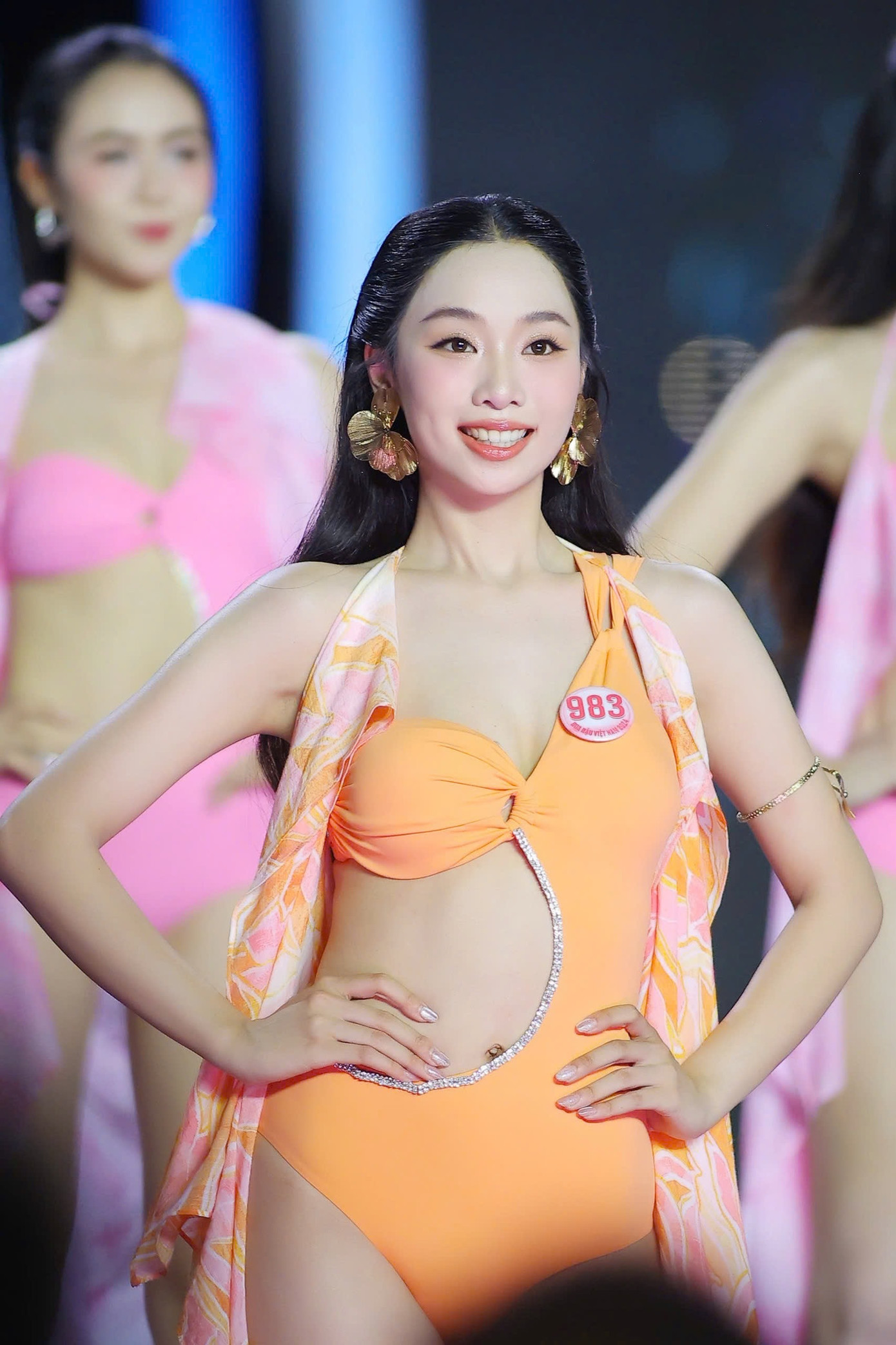 Phạm Thùy Dương cao 1,71 m, số đo ba vòng 73-59-94 cm.