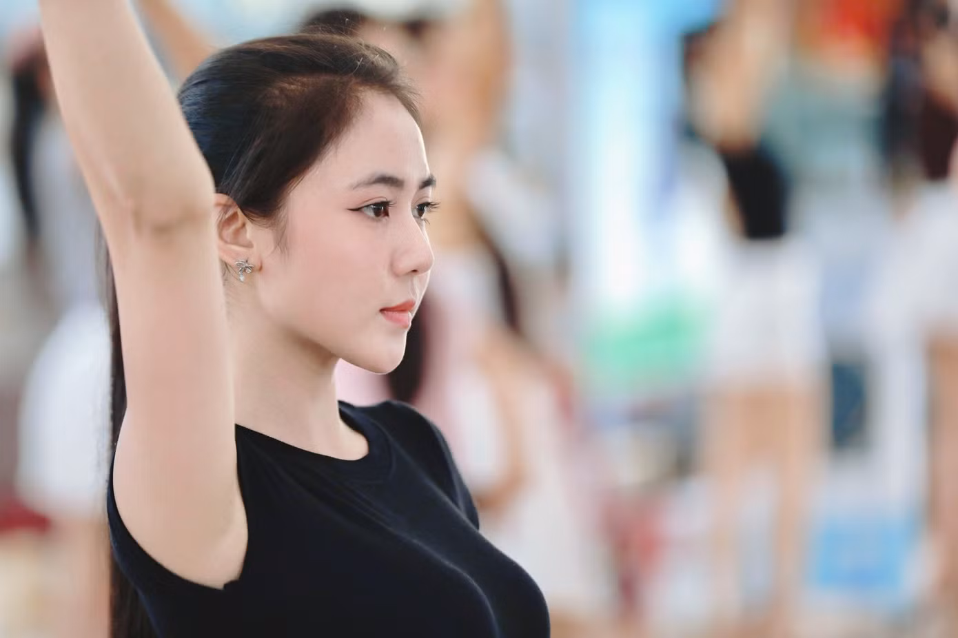 "Có những lúc tôi tưởng mình không theo kịp, nhưng nhờ sự hỗ trợ từ HLV và sự cố gắng của bản thân, tôi dần hoàn thiện hơn. Tôi cảm nhận được sự gắn kết giữa các thí sinh và niềm vui khi được cháy hết mình trên sàn tập", thí sinh Lê Thị Mỹ Dung chia sẻ. Người đẹp đến từ Kiên Giang cho biết cô không đặt quá nhiều áp lực, chỉ mong có màn trình diễn tốt nhất trên sân khấu. Cô mong bản thân được tỏa sáng theo cách riêng, nhẹ nhàng nhưng đủ để lại dấu ấn tượng với khán giả.