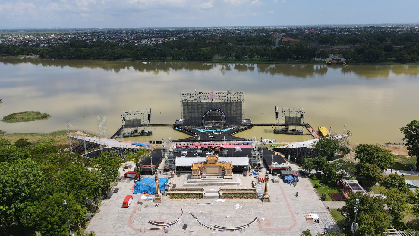 Chia sẻ với Tiền Phong, ông Ngô Hoàng Anh - đại diện đơn vị giám sát và thi công - cho biết sân khấu Hoa hậu Việt Nam sử dụng hơn 300 tấn thiết bị, hơn 1.000 đèn, 920 m2 led lưới hiện đại nhất Việt Nam.