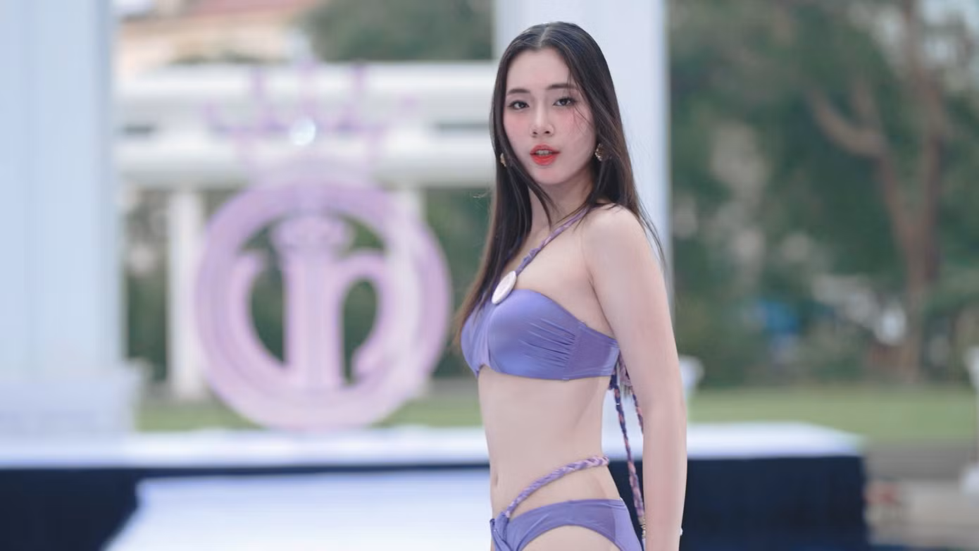 Nguyễn Phương Chi sinh năm 2005, đến từ Hà Nội, là sinh viên năm hai ngành Ngôn ngữ Anh, Đại học Thương mại. Cô sở hữu IELTS 7.0.