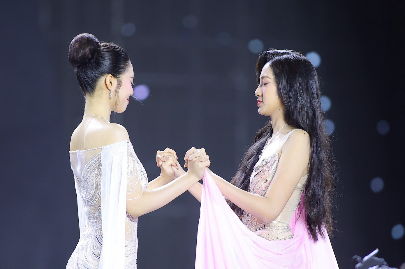 Khoảnh khắc Hà Trúc Linh đăng quang. Khoảnh khắc Hà Trúc Linh đăng quang.