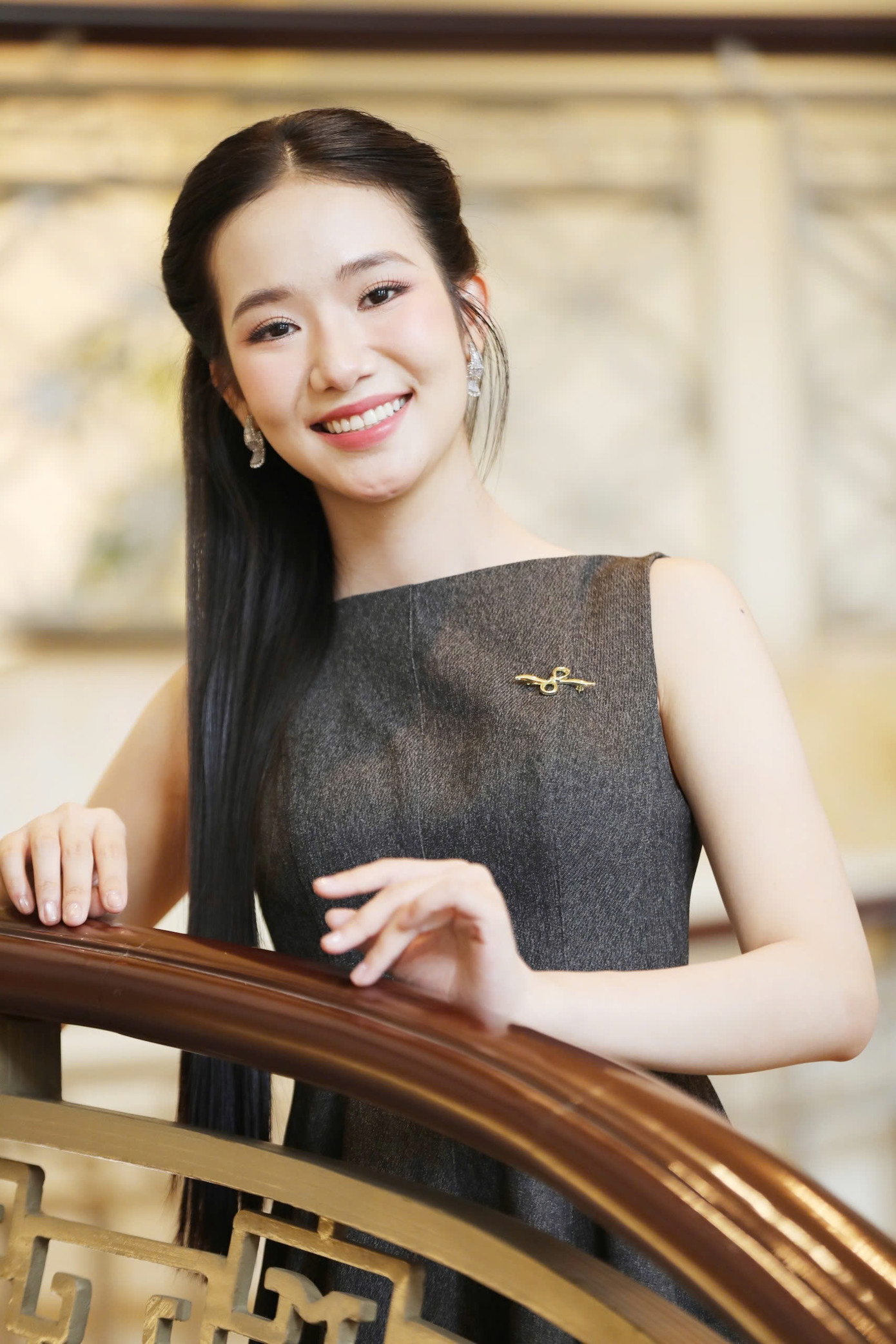 Ngày 23/6, 25 thí sinh Hoa hậu Việt Nam trở lại nhà chung, chuẩn bị cho đêm chung kết diễn ra 27/6. Là một trong hai thí sinh đến từ TP Huế, Nguyễn Phương Nhi cho biết cô đã sẵn sàng tỏa sáng trong đêm thi quyết định. Ngày 23/6, 25 thí sinh Hoa hậu Việt Nam trở lại nhà chung, chuẩn bị cho đêm chung kết diễn ra 27/6. Là một trong hai thí sinh đến từ TP Huế, Nguyễn Phương Nhi cho biết cô đã sẵn sàng tỏa sáng trong đêm thi quyết định.