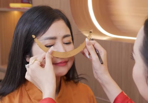 NSND Lan Hương, NSND Thu Hà, NSND Lê Khanh cùng nhiều nghệ sĩ Việt như NSƯT Nguyệt Hằng, NSƯT Chiều Xuân, NSƯT Việt Anh, MC Thảo Vân, diễn viên Doãn Quốc Đam, Tô Dũng, Minh Thu, Việt Hoa, Bích Ngọc, Lương Thanh... xuất hiện trong quảng cáo làm chân mày phong thủy tại một cơ sở thẩm mỹ. NSND Lan Hương, NSND Thu Hà, NSND Lê Khanh cùng nhiều nghệ sĩ Việt như NSƯT Nguyệt Hằng, NSƯT Chiều Xuân, NSƯT Việt Anh, MC Thảo Vân, diễn viên Doãn Quốc Đam, Tô Dũng, Minh Thu, Việt Hoa, Bích Ngọc, Lương Thanh... xuất hiện trong quảng cáo làm chân mày phong thủy tại một cơ sở thẩm mỹ.