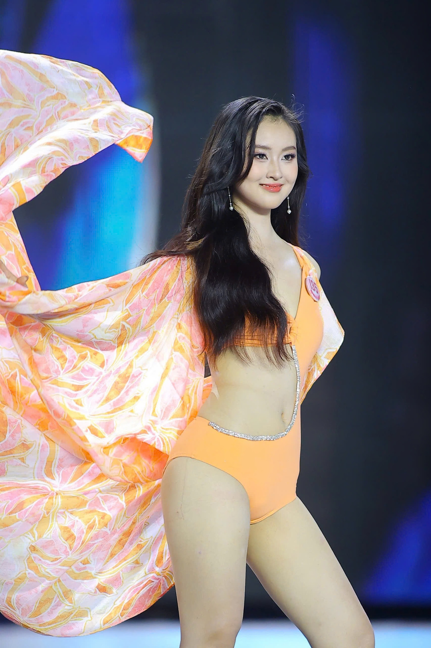 Hoàng Thị Tú Anh cao 1,68 m, số đo ba vòng 75-58-92 cm.