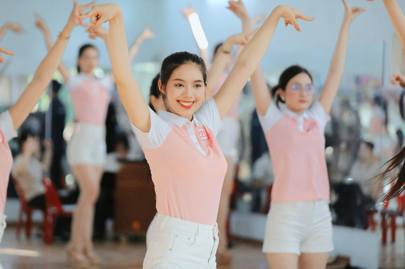 Giai đoạn nước rút, các cô gái đã có buổi tập trung luyện tập dưới sự hướng dẫn của huấn luyện viên vũ đạo.