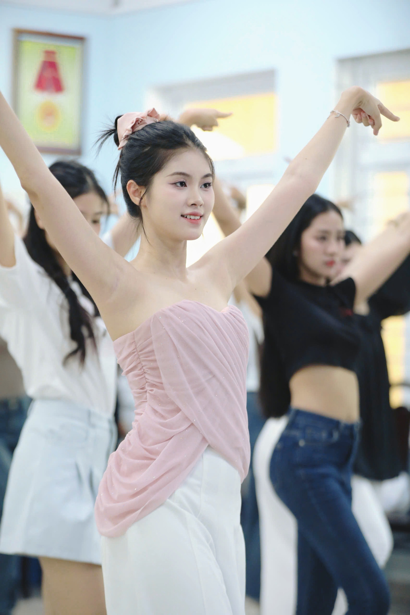 Thí sinh Võ Đoàn Bảo Hà bày tỏ hào hứng khi biết cô và các thí sinh trình diễn bikini trên nền nhạc do ca sĩ Hồ Ngọc Hà thể hiện. "Tôi nghĩ đó là một bất ngờ với chúng tôi và khán giả. Buổi tập đầu tiên mang đến cho tôi nhiều năng lượng. Hy vọng đêm chung kết sẽ thật sự bùng nổ và mãn nhãn", Bảo Hà nói.