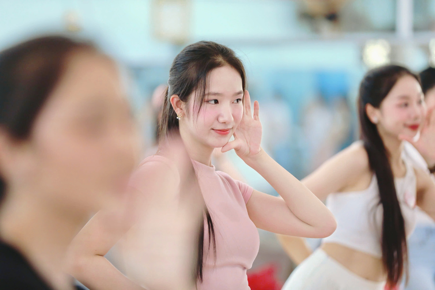 Là một trong hai người đẹp đến từ Huế vào chung kết Hoa hậu Việt Nam 2024, Nguyễn Phương Nhi khao khát chạm tay vào vương miện danh giá. Cô khẳng định bản thân sẽ cố gắng tập luyện và thể hiện hết mình để hiện thực hóa ước mơ.