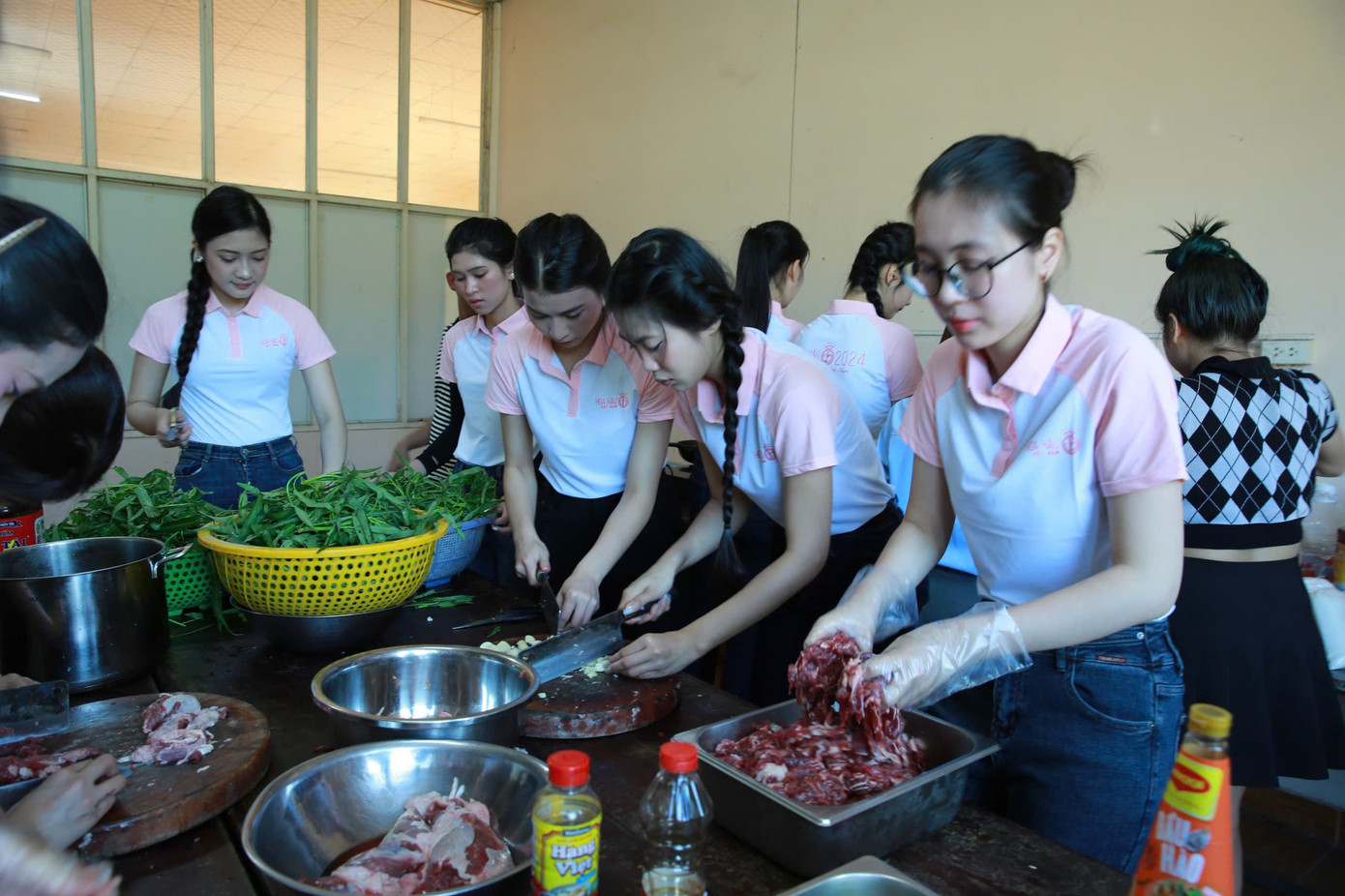 “Việc cho thí sinh Hoa hậu Việt Nam thực hiện các dự án nhân ái là cách chúng tôi hiện thực hóa trụ cột cống hiến. Cống hiến cho xã hội bằng hành động chứ không chỉ lời nói. Từ đó giúp các thí sinh thấy trách nhiệm của mình với cộng đồng. Có thể không đạt danh hiệu nhưng mỗi cô gái bước ra từ cuộc thi Hoa hậu Việt Nam sẽ hiểu họ mang trách nhiệm cả đời là sống tử tế, làm việc có ý nghĩa cho xã hội”, bà Trần Thị Thu Hà cho hay.