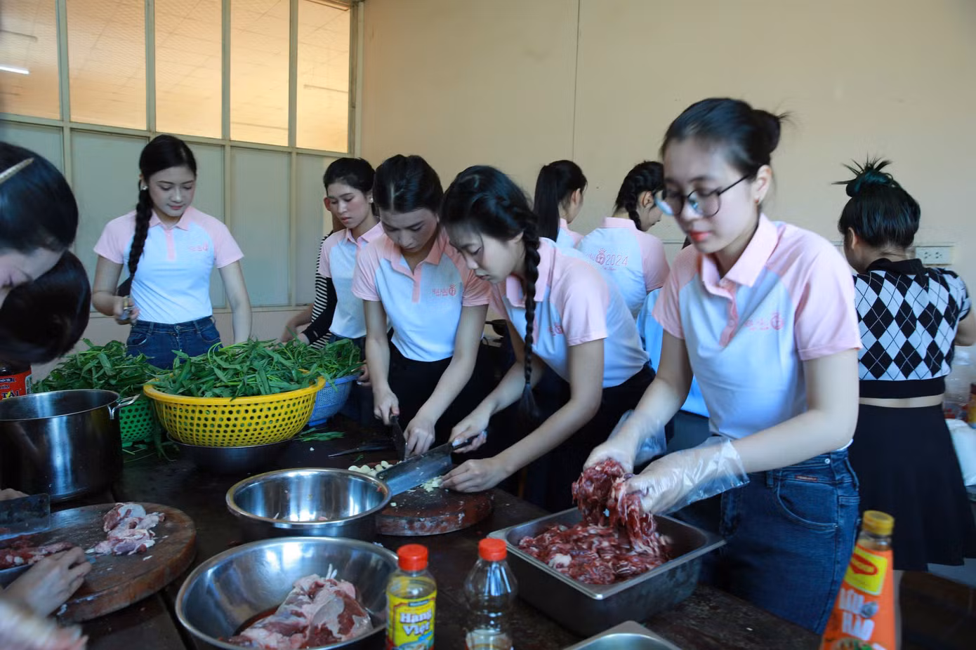 “Việc cho thí sinh Hoa hậu Việt Nam thực hiện các dự án nhân ái là cách chúng tôi hiện thực hóa trụ cột cống hiến. Cống hiến cho xã hội bằng hành động chứ không chỉ lời nói. Từ đó giúp các thí sinh thấy trách nhiệm của mình với cộng đồng. Có thể không đạt danh hiệu nhưng mỗi cô gái bước ra từ cuộc thi Hoa hậu Việt Nam sẽ hiểu họ mang trách nhiệm cả đời là sống tử tế, làm việc có ý nghĩa cho xã hội”, bà Trần Thị Thu Hà cho hay.