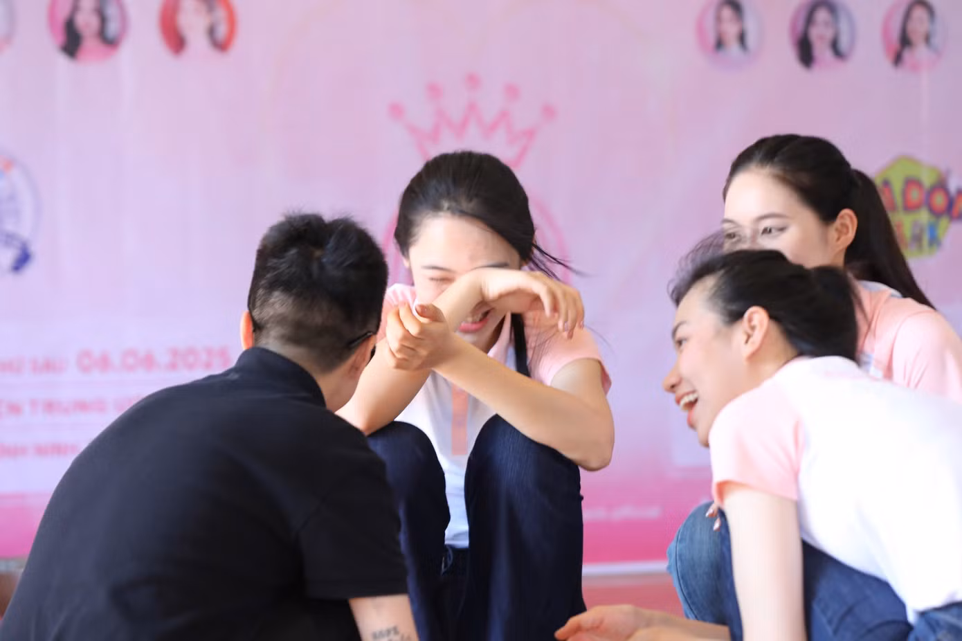 Khoảnh khắc thí sinh Hoa hậu Việt Nam rơi nước mắt một cách bất đắc dĩ khi thái hành tây.