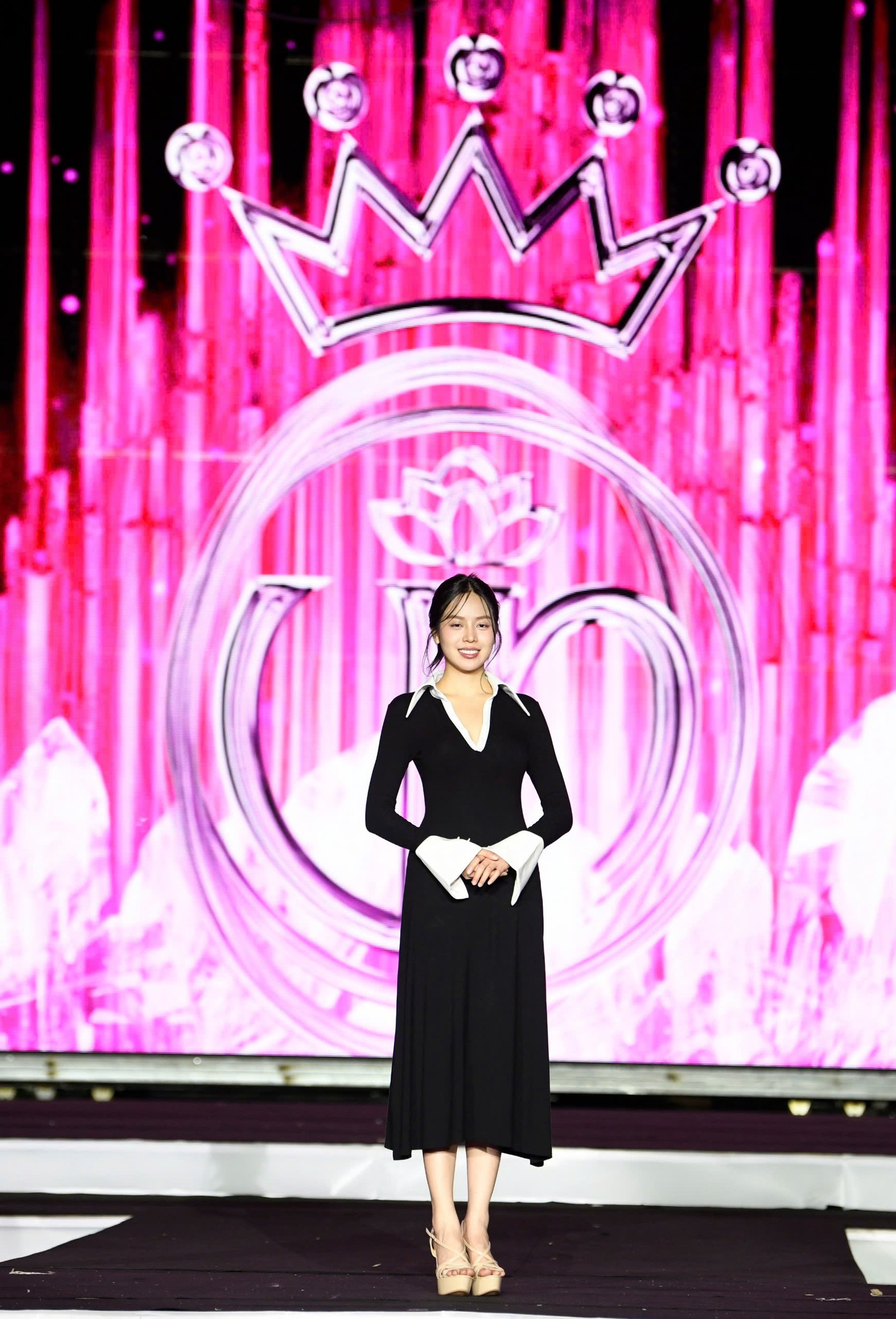 Ngoài ra, cô khẳng định bản thân chưa có ý định kết hôn vì còn nhiều điều ấp ủ và phải trau dồi thêm. "Dù hết nhiệm kỳ, tôi vẫn có nhiệm kỳ tạo ra giá trị bền vững cho cộng đồng", cô nhấn mạnh.