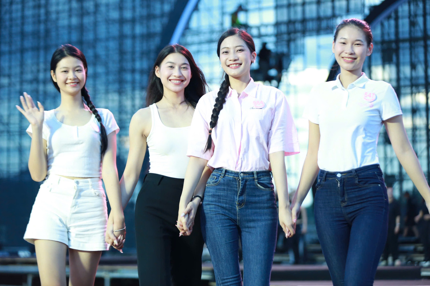 Ngoài giờ tập luyện, các thí sinh tranh thủ check-in tại sân khấu nổi trên mặt nước được xem quy mô bậc nhất ở Việt Nam. Thí sinh Nguyễn Thị Thanh Xuân chia sẻ cô hồi hộp, xúc động khi trở lại chung kết Hoa hậu Việt Nam 2024. “Gia đình, bạn bè chờ đợi màn trình diễn của tôi tại sân khấu ở quê nhà”, Thanh Xuân nói.