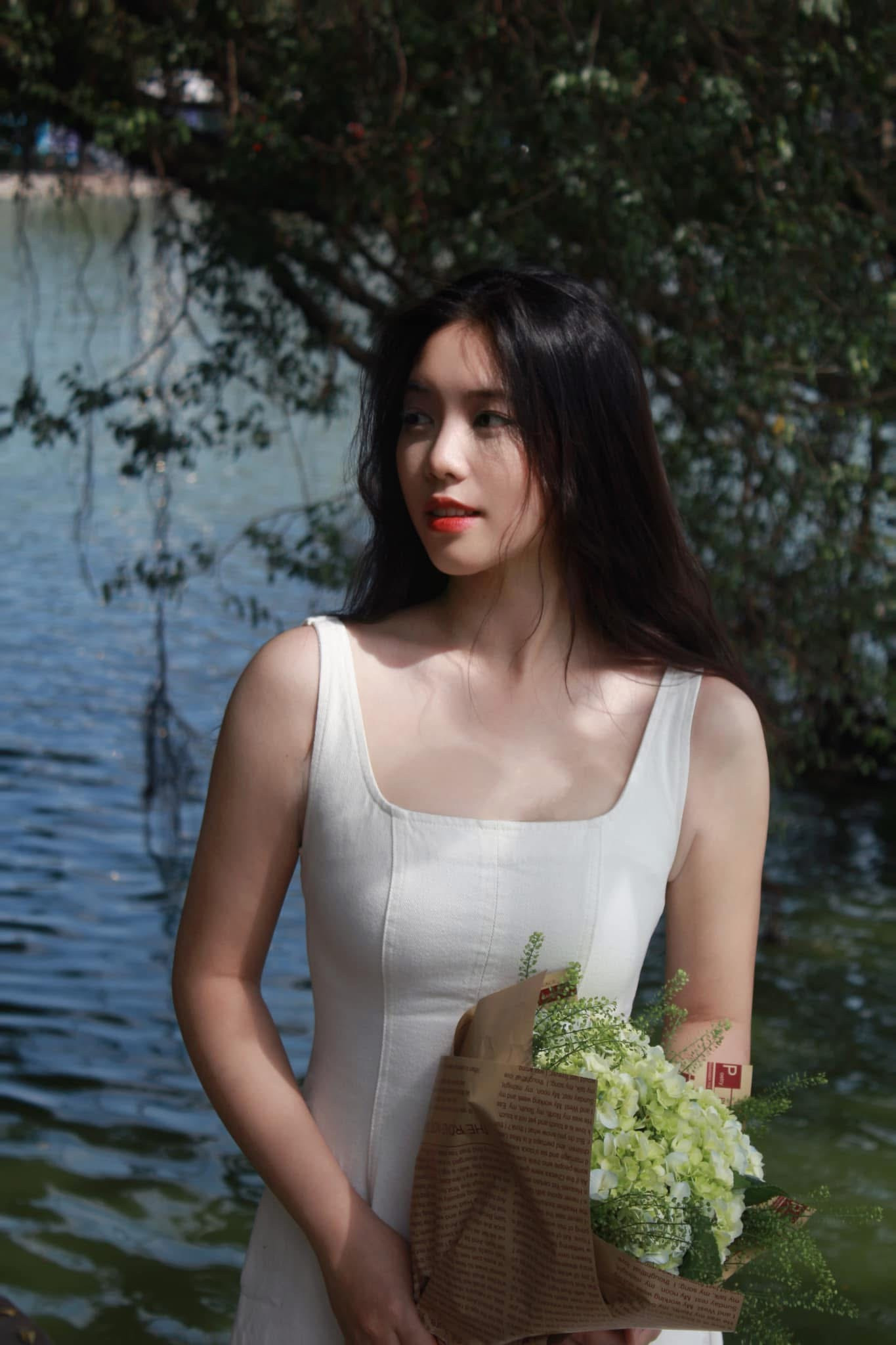 Cô gây ấn tượng khi trích dẫn câu thơ thay cho câu trả lời: “Dạ thưa xứ Huế bây chừ, vẫn còn núi Ngự bên bờ sông Hương. Đón chào du khách thập phương, dưỡng tâm tái ngộ, tương phùng về đây”.