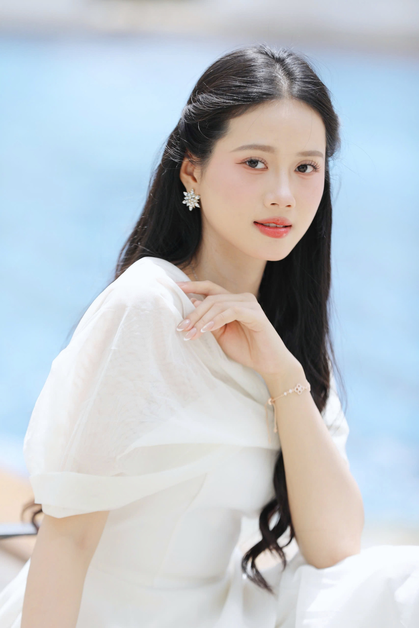 Diệu Huyền kể ba mẹ cô cùng khóc khi biết con gái được gọi tên đi tiếp ở vòng chung khảo. “Lần đầu tôi thấy ba tự hào về tôi như thế. Không phải tự hào vì tôi là thí sinh Hoa hậu việt nam, mà tự hào về hành trình tôi trưởng thành, trở thành con người có ích cho xã hội. Tôi mong hành trình sắp tới rực rỡ hơn”, Diệu Huyền nói. Diệu Huyền kể ba mẹ cô cùng khóc khi biết con gái được gọi tên đi tiếp ở vòng chung khảo. “Lần đầu tôi thấy ba tự hào về tôi như thế. Không phải tự hào vì tôi là thí sinh Hoa hậu việt nam, mà tự hào về hành trình tôi trưởng thành, trở thành con người có ích cho xã hội. Tôi mong hành trình sắp tới rực rỡ hơn”, Diệu Huyền nói.