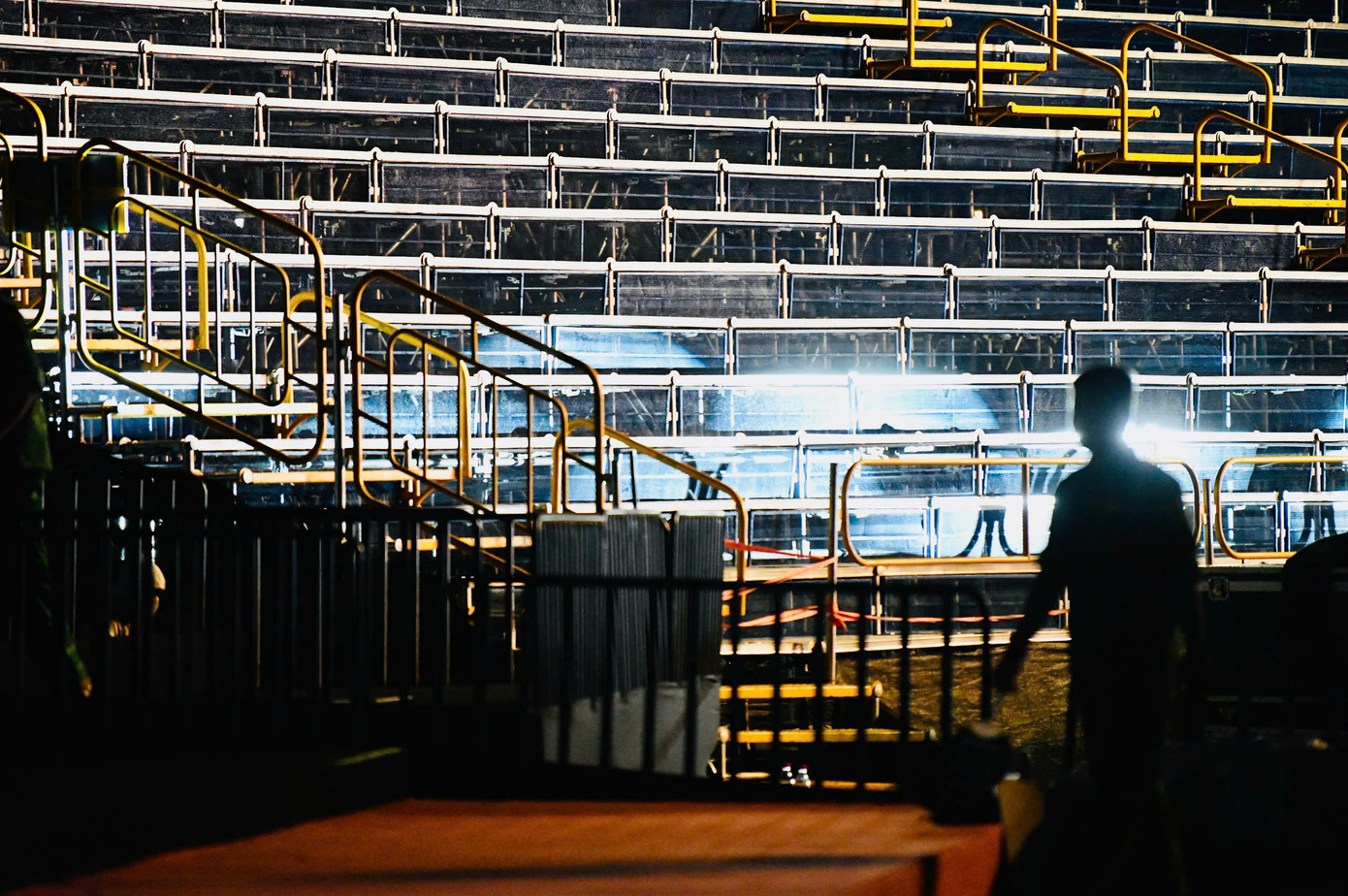 Song song với việc thi công sân khấu với hệ thống đèn, màn hình led hiện đại bậc nhất, công tác lắp đặt khán đài gấp rút thực hiện.