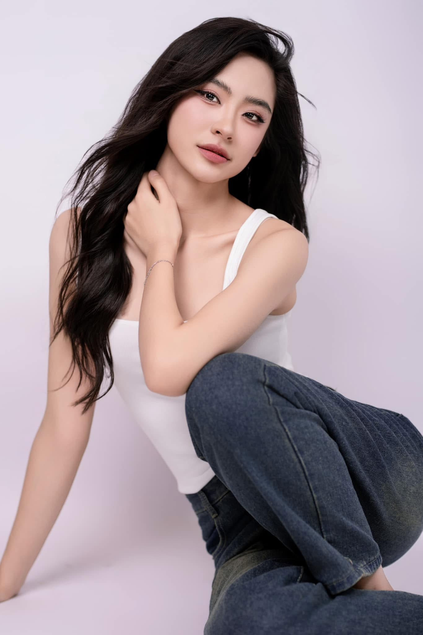 Vân Nhi khẳng định cô không thua kém Hoa hậu Hà Trúc Linh nhưng luôn ngưỡng mộ và học hỏi được nhiều điều từ đàn chị.