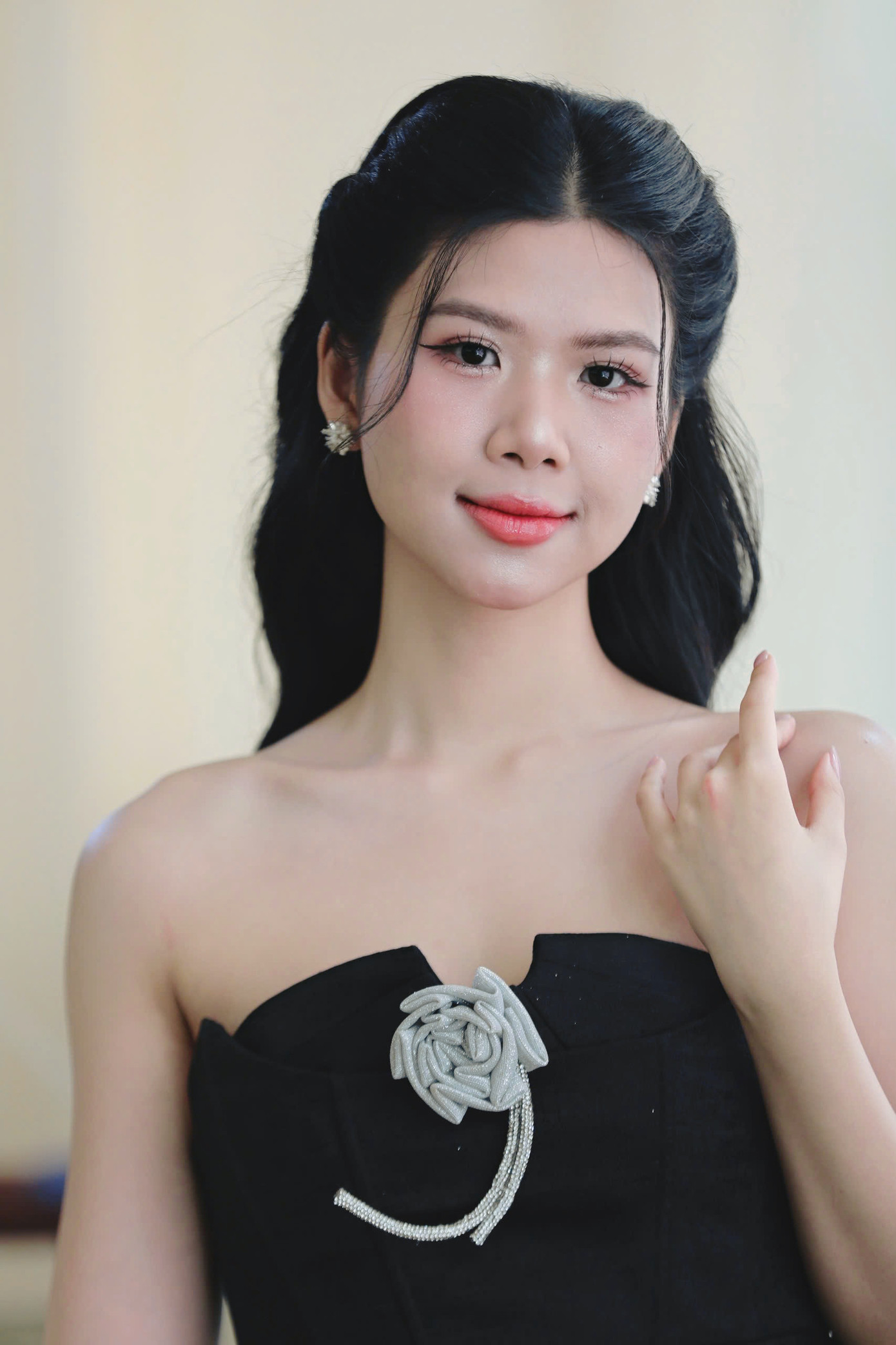 Đinh Hoàng Linh Đan là một trong 25 thí sinh lọt vào vòng chung kết Hoa hậu Việt Nam 2024. Cô vừa tốt nghiệp ngành Kinh doanh Quốc tế tại Đại học RMIT Việt Nam, sớm 6 tháng so với bạn bè.