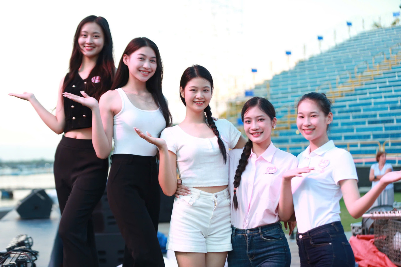 Ngoài giờ tập luyện, các thí sinh tranh thủ check-in tại sân khấu nổi trên mặt nước được xem quy mô bậc nhất ở Việt Nam. Thí sinh Nguyễn Thị Thanh Xuân chia sẻ cô hồi hộp, xúc động khi trở lại chung kết Hoa hậu Việt Nam 2024. “Gia đình, bạn bè chờ đợi màn trình diễn của tôi tại sân khấu ở quê nhà”, Thanh Xuân nói.