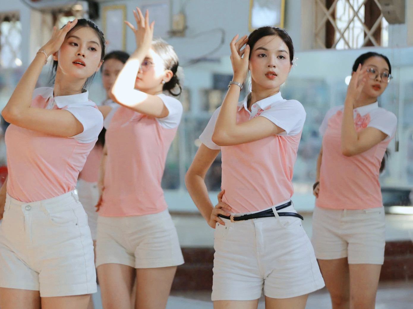 Nói về tiết mục đồng diễn, Minh Thu bày tỏ: “Đây là phần tôi rất mong chờ vì là người yêu thích âm nhạc. Thời tiết khá nóng bức nhưng tôi cùng các thí sinh đều cố gắng tập luyện dưới sự chỉ dẫn của huấn luyện viên vũ đạo, hứa hẹn mang đến đêm chung kết thật mãn nhãn”.