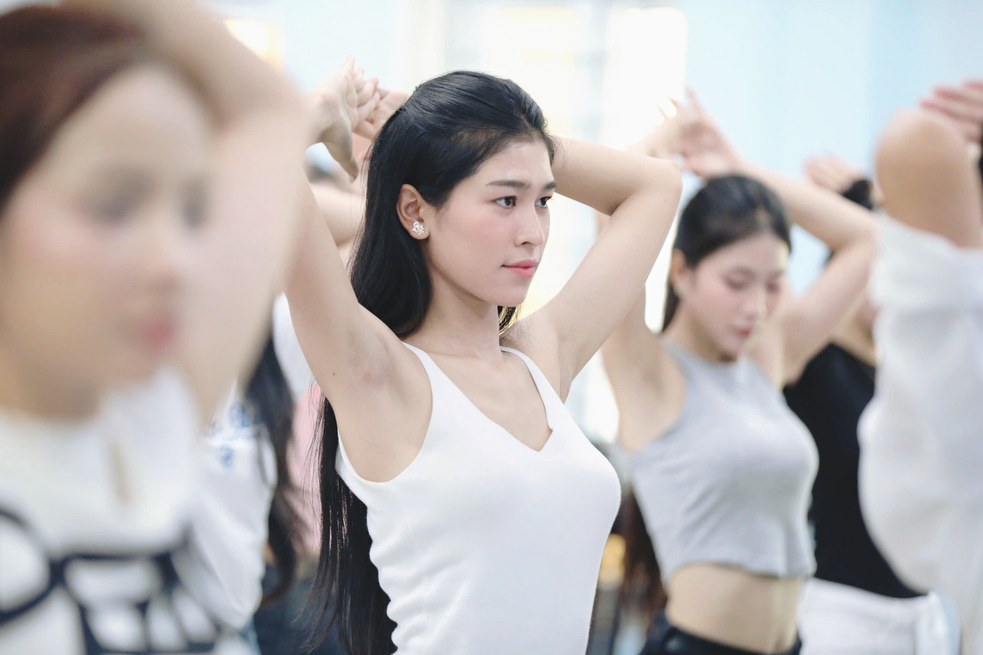 "Tôi vô cùng hào hứng và phấn khích chờ đợi màn trình diễn của Top 25 trên sân khấu chung kết Hoa hậu Việt Nam 2024. Bản thân tôi đang nỗ lực và chuẩn bị thật tốt cho đêm thi cuối", thí sinh Nguyễn Thanh Thảo nói. Người đẹp đến từ Hà Nội cho biết cô tập luyện vũ đạo, tập gym mỗi ngày 2-3 giờ đồng hồ để giữ sự dẻo dai và có hình thể tự tin nhất.