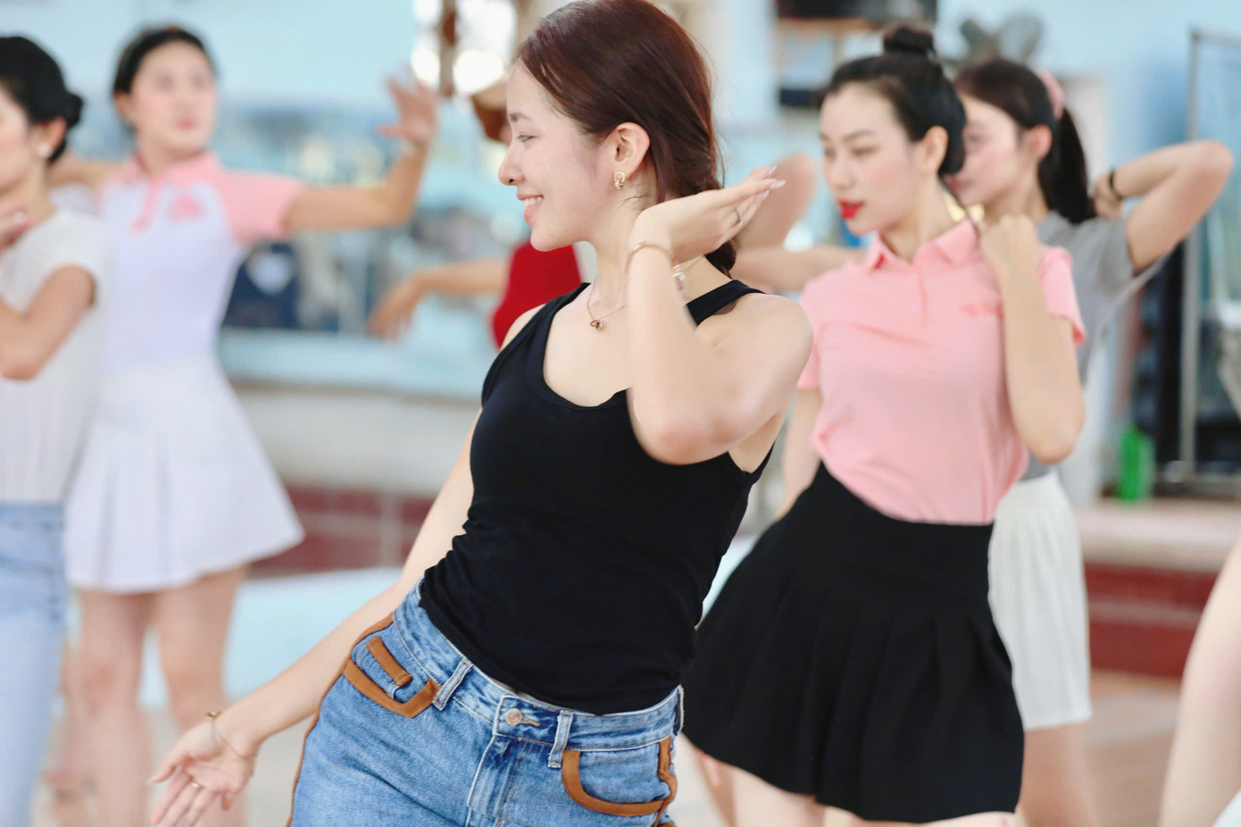 Nhận xét về Top 25 Hoa hậu Việt Nam 2024, biên đạo Phạm Anh Phương cho rằng các cô gái có sự tiến bộ rõ rệt sau vòng chung khảo.