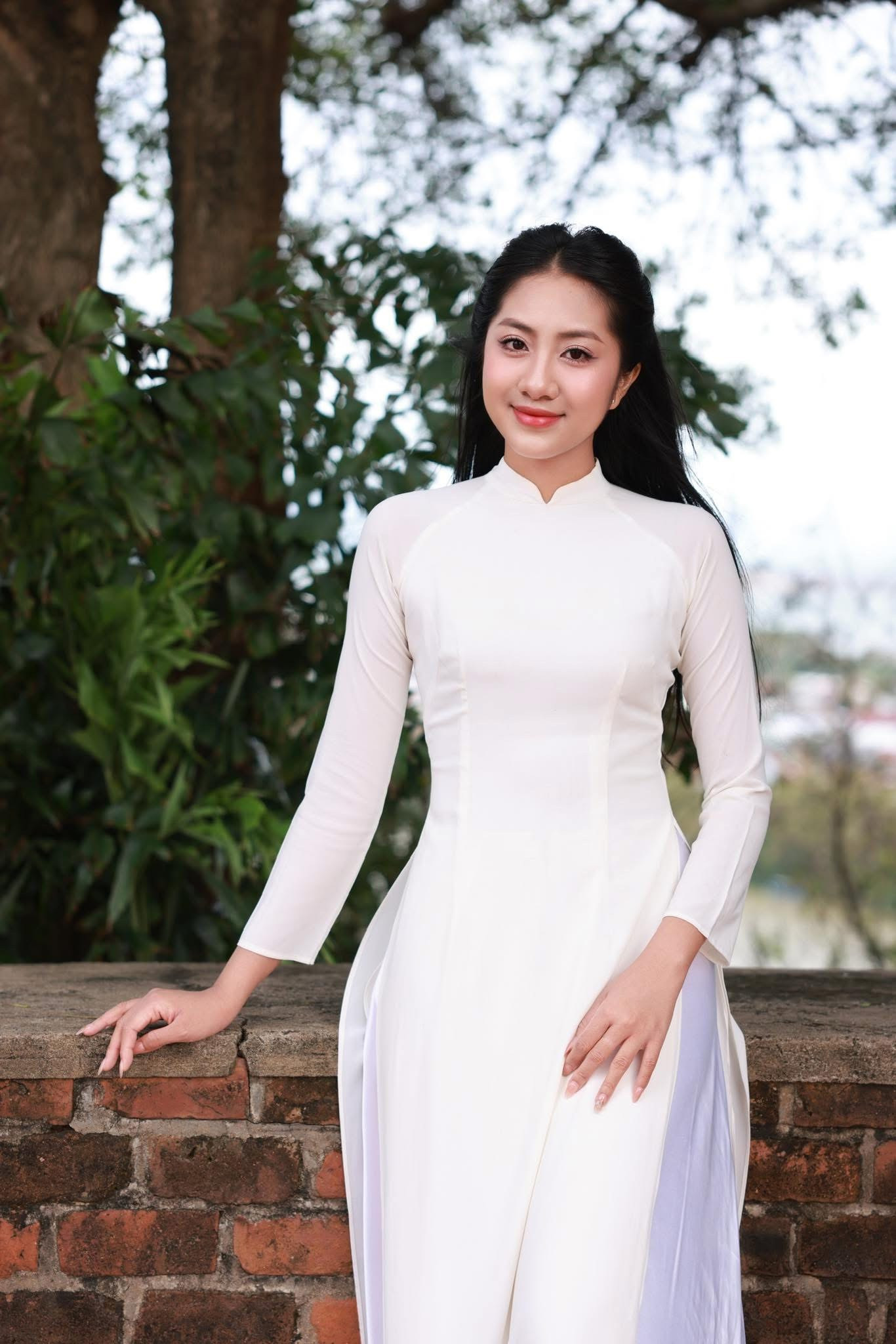 Cô sinh năm 2004, đến từ Phú Yên. Trúc Linh sở hữu chiều cao 1,71 m, số đo ba vòng 75-61-92 cm. Cô là Hoa khôi Đại học Tài chính - Marketing 2023.