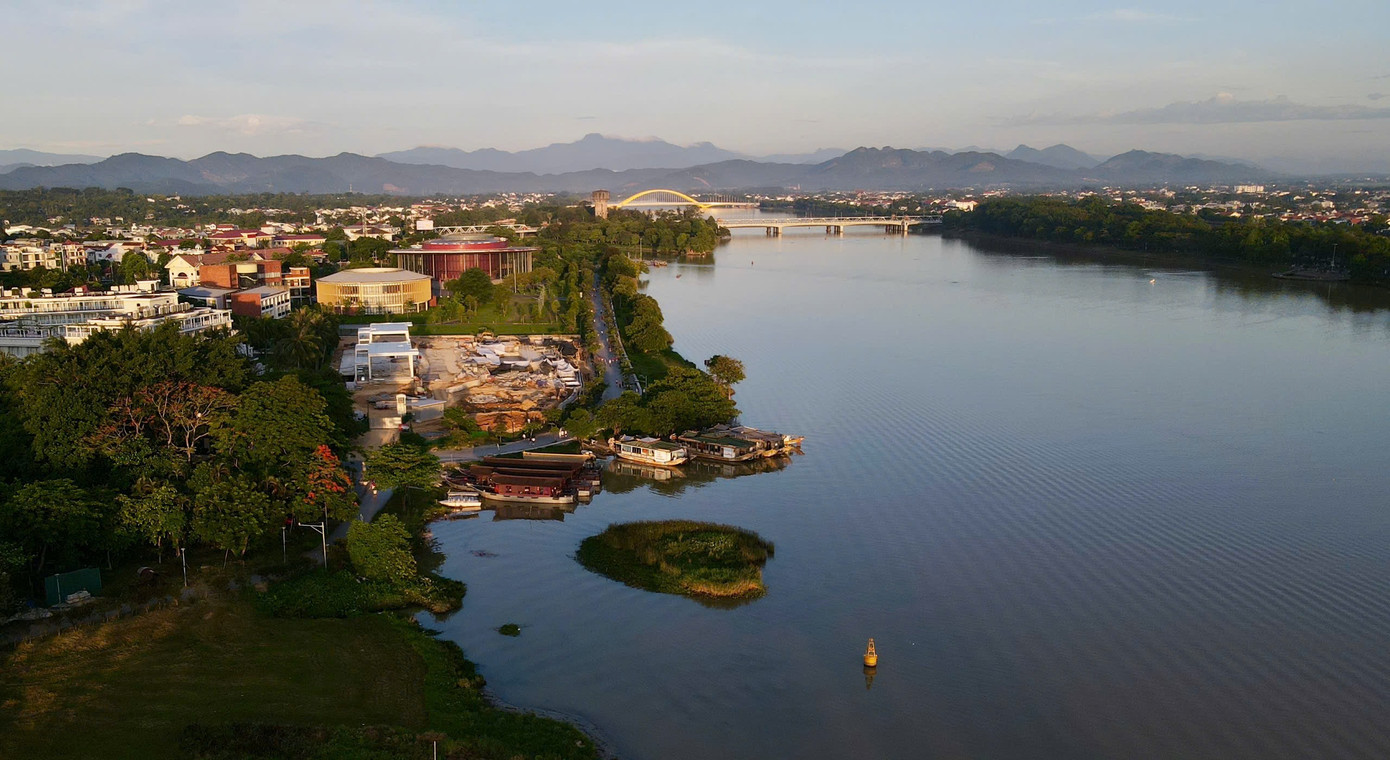 Lần đầu tiên trong lịch sử cuộc thi Hoa hậu Việt Nam, sân khấu chung kết được dựng hoàn toàn trên mặt nước.