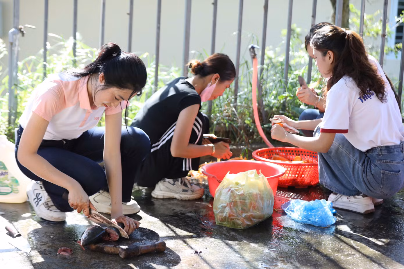 Nguyễn Thị Vân Nhi là cô gái duy nhất xung phong mổ cá. Vốn sinh ra ở miền biển, Vân Nhi được mẹ hướng dẫn nấu ăn, sơ chế thực phẩm từ năm cô học lớp 7. “Từ nhỏ, tôi thích nấu ăn. Lớn thêm một chút, tôi thay mẹ nấu ăn sáng cho các em. Vì vậy, tôi rất hào hứng khi tham gia các hoạt động bếp ăn từ thiện tại Hoa hậu Việt Nam”, Vân Nhi nói.