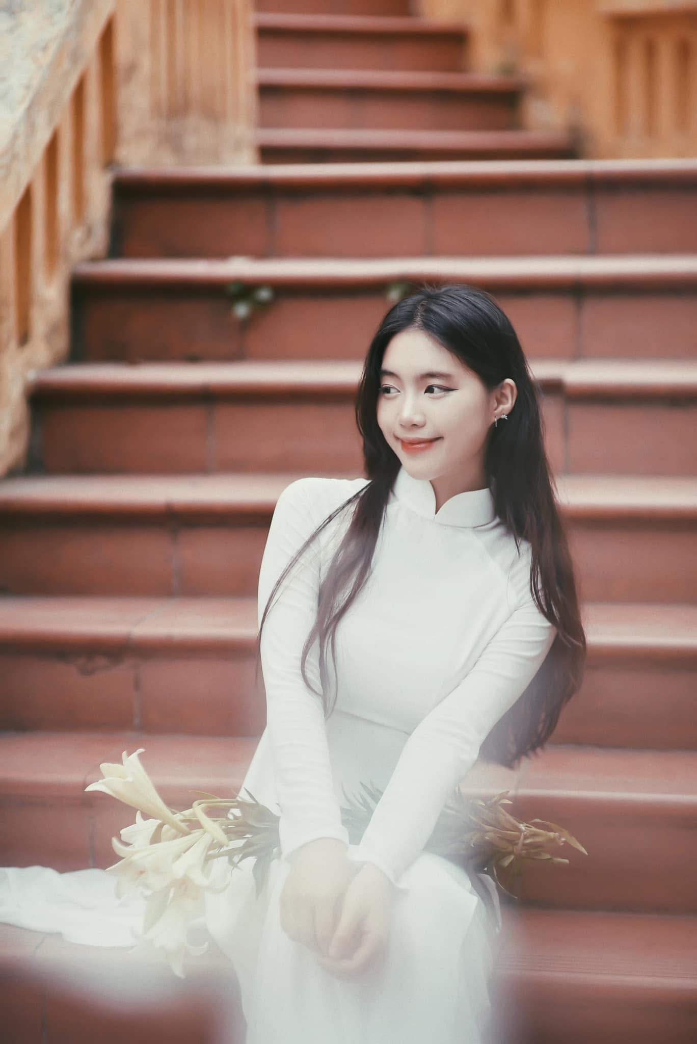 Châu Anh sở hữu chiều cao 1,7 m, số đo ba vòng là 86-60-90 cm.