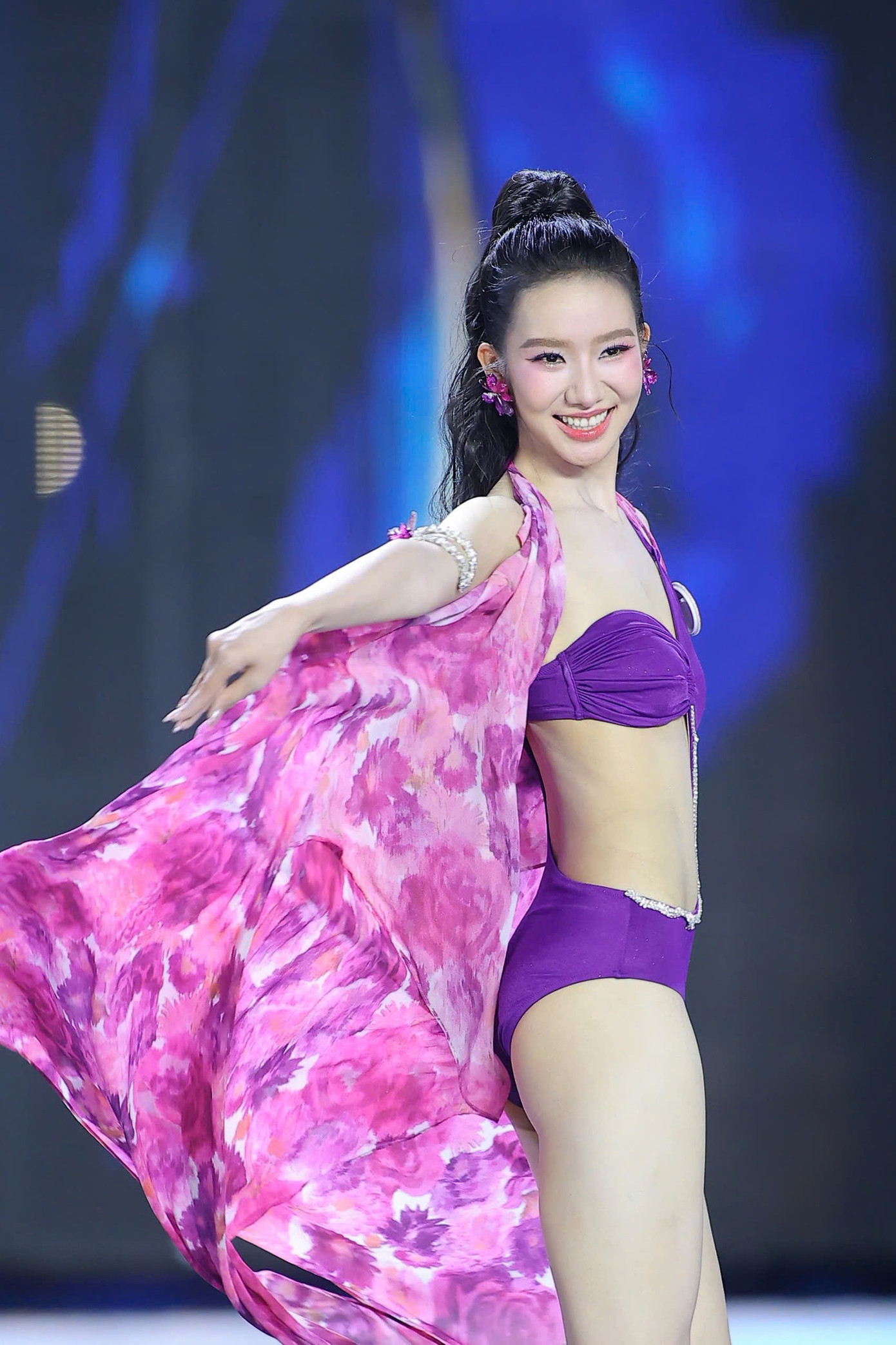 Nguyễn Phương Nhi cao 1,71 m, số đo ba vòng 75-57-89 cm.