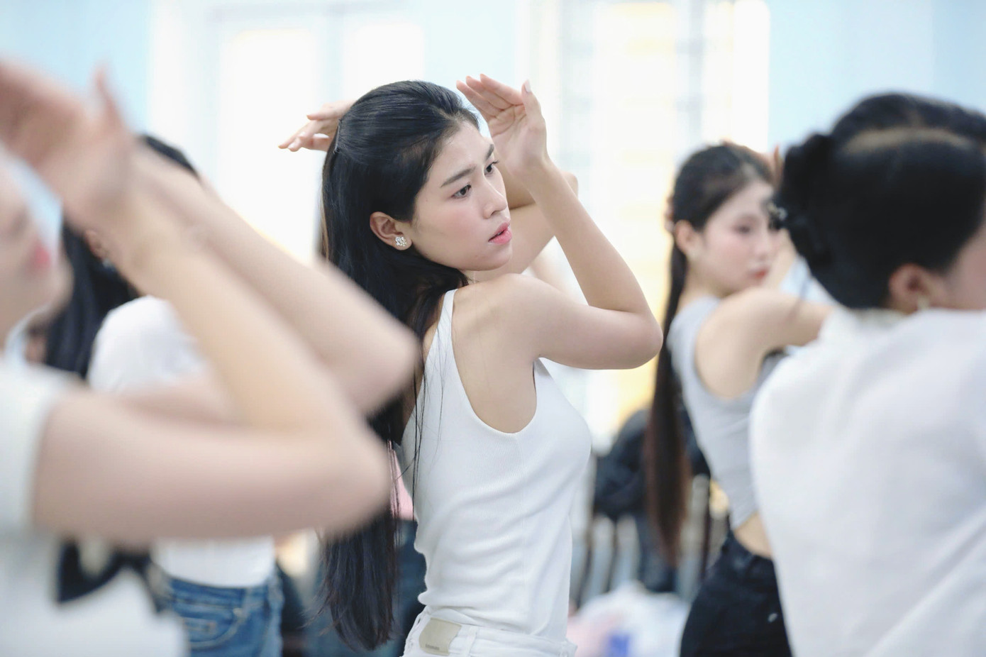 "Tôi vô cùng hào hứng và phấn khích chờ đợi màn trình diễn của Top 25 trên sân khấu chung kết Hoa hậu Việt Nam 2024. Bản thân tôi đang nỗ lực và chuẩn bị thật tốt cho đêm thi cuối", thí sinh Nguyễn Thanh Thảo nói. Người đẹp đến từ Hà Nội cho biết cô tập luyện vũ đạo, tập gym mỗi ngày 2-3 giờ đồng hồ để giữ sự dẻo dai và có hình thể tự tin nhất.