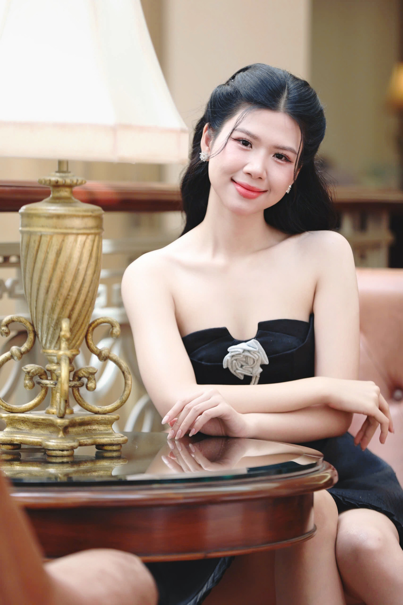 Theo Linh Đan, cô chấp nhận đánh đổi công việc ổn định để thi Hoa hậu Việt Nam, lựa chọn giữa một bên là sự an toàn, một bên là bứt phá.