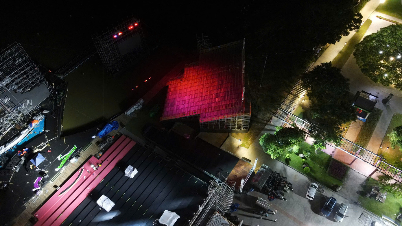 Theo chia sẻ từ ê-kíp tổ chức, sân khấu được thiết kế hiện đại, tối ưu các phần trình diễn nhưng vẫn giữ được tinh thần truyền thống và vẻ thơ mộng của Huế. Toàn bộ hệ thống khung sắt, sàn nổi được gia cố chắc chắn, chống chịu gió lớn và đảm bảo an toàn tuyệt đối trong điều kiện sân khấu ngoài trời.