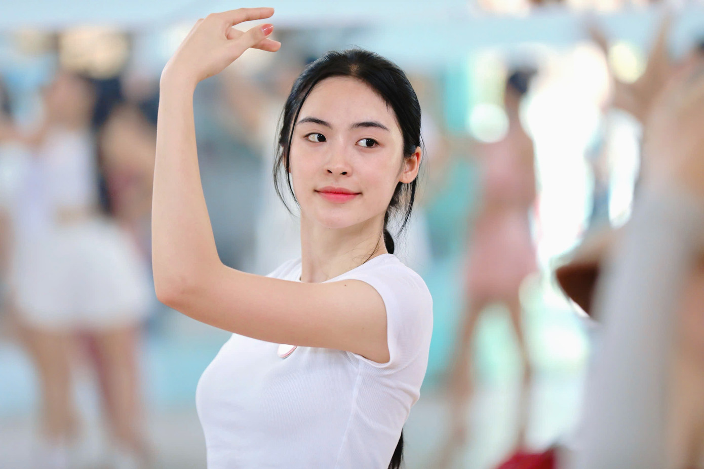 Thí sinh miệt mài tập luyện trước đêm chung kết. Ảnh: Hồng Vĩnh. Thí sinh miệt mài tập luyện trước đêm chung kết. Ảnh: Hồng Vĩnh.