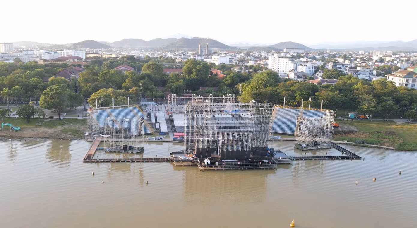 Lần đầu tiên trong lịch sử cuộc thi Hoa hậu Việt Nam, sân khấu chung kết được dựng hoàn toàn trên mặt nước.