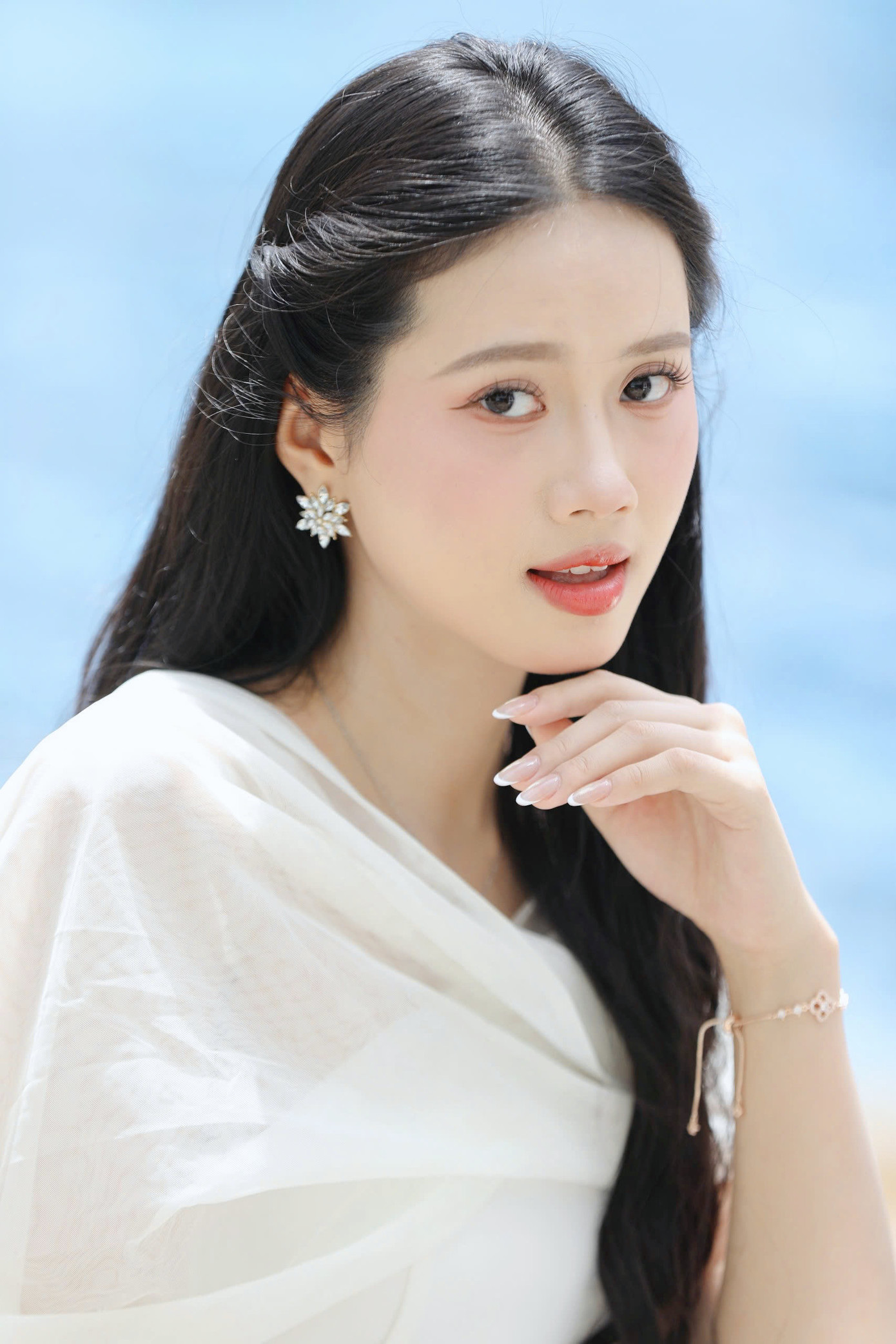 Diệu Huyền kể ba mẹ cô cùng khóc khi biết con gái được gọi tên đi tiếp ở vòng chung khảo. “Lần đầu tôi thấy ba tự hào về tôi như thế. Không phải tự hào vì tôi là thí sinh Hoa hậu việt nam, mà tự hào về hành trình tôi trưởng thành, trở thành con người có ích cho xã hội. Tôi mong hành trình sắp tới rực rỡ hơn”, Diệu Huyền nói. Diệu Huyền kể ba mẹ cô cùng khóc khi biết con gái được gọi tên đi tiếp ở vòng chung khảo. “Lần đầu tôi thấy ba tự hào về tôi như thế. Không phải tự hào vì tôi là thí sinh Hoa hậu việt nam, mà tự hào về hành trình tôi trưởng thành, trở thành con người có ích cho xã hội. Tôi mong hành trình sắp tới rực rỡ hơn”, Diệu Huyền nói.